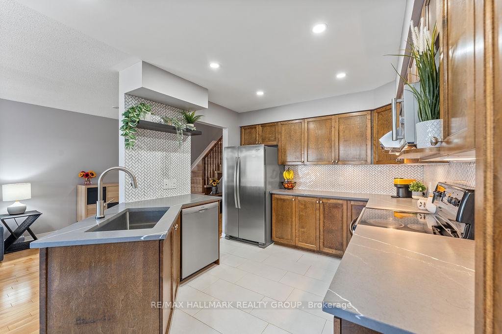 Photo 11 of 920 Schooner Crescent, Ottawa, Riverside South/Gloucester Glen — HOMEH