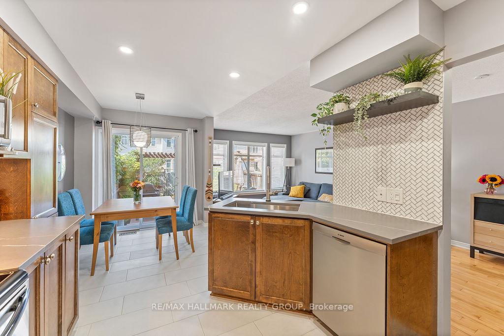 Photo 13 of 920 Schooner Crescent, Ottawa, Riverside South/Gloucester Glen — HOMEH
