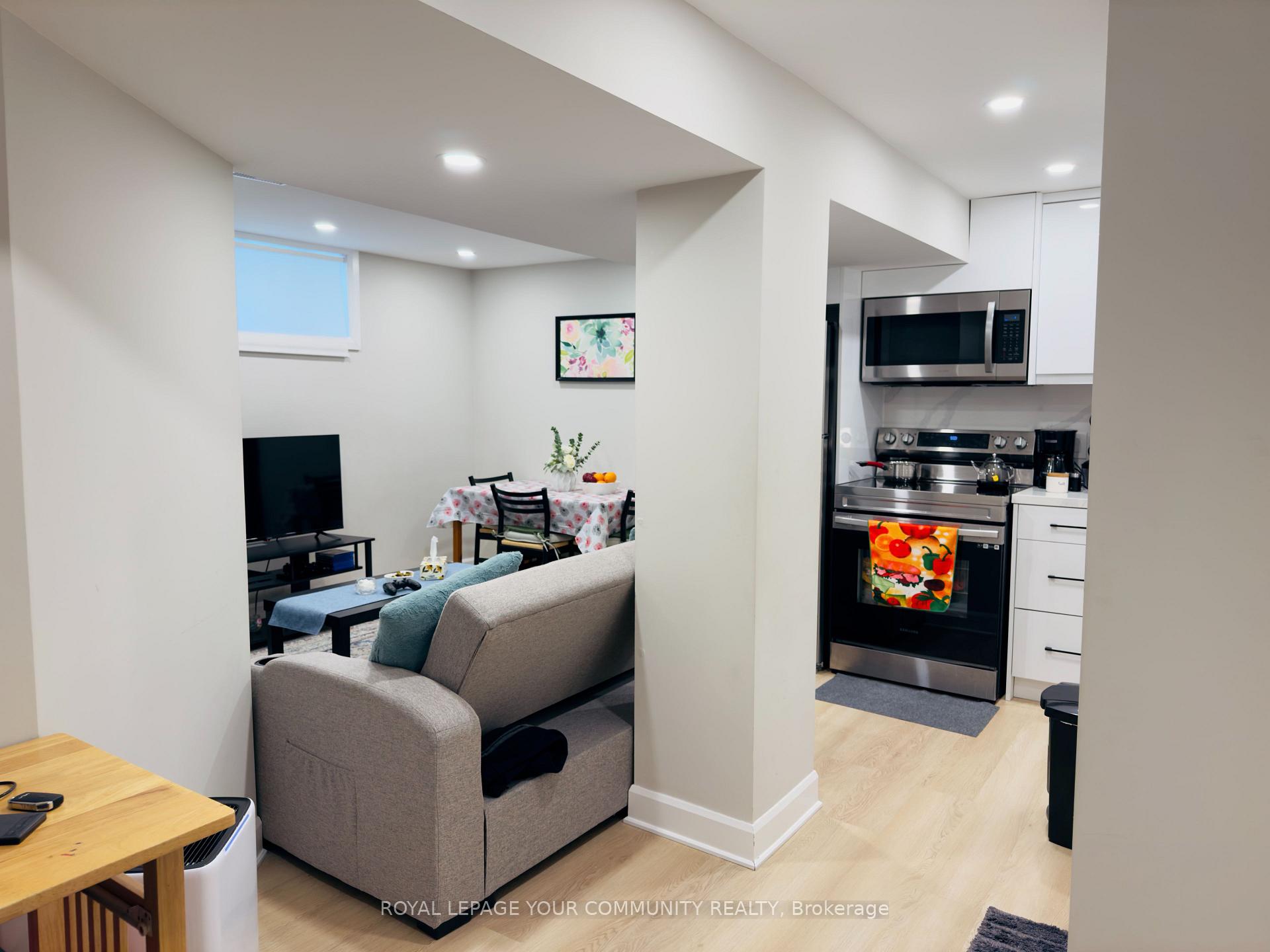Photo 4 of 19 Huron Court, Aurora, Aurora Heights — HOMEH