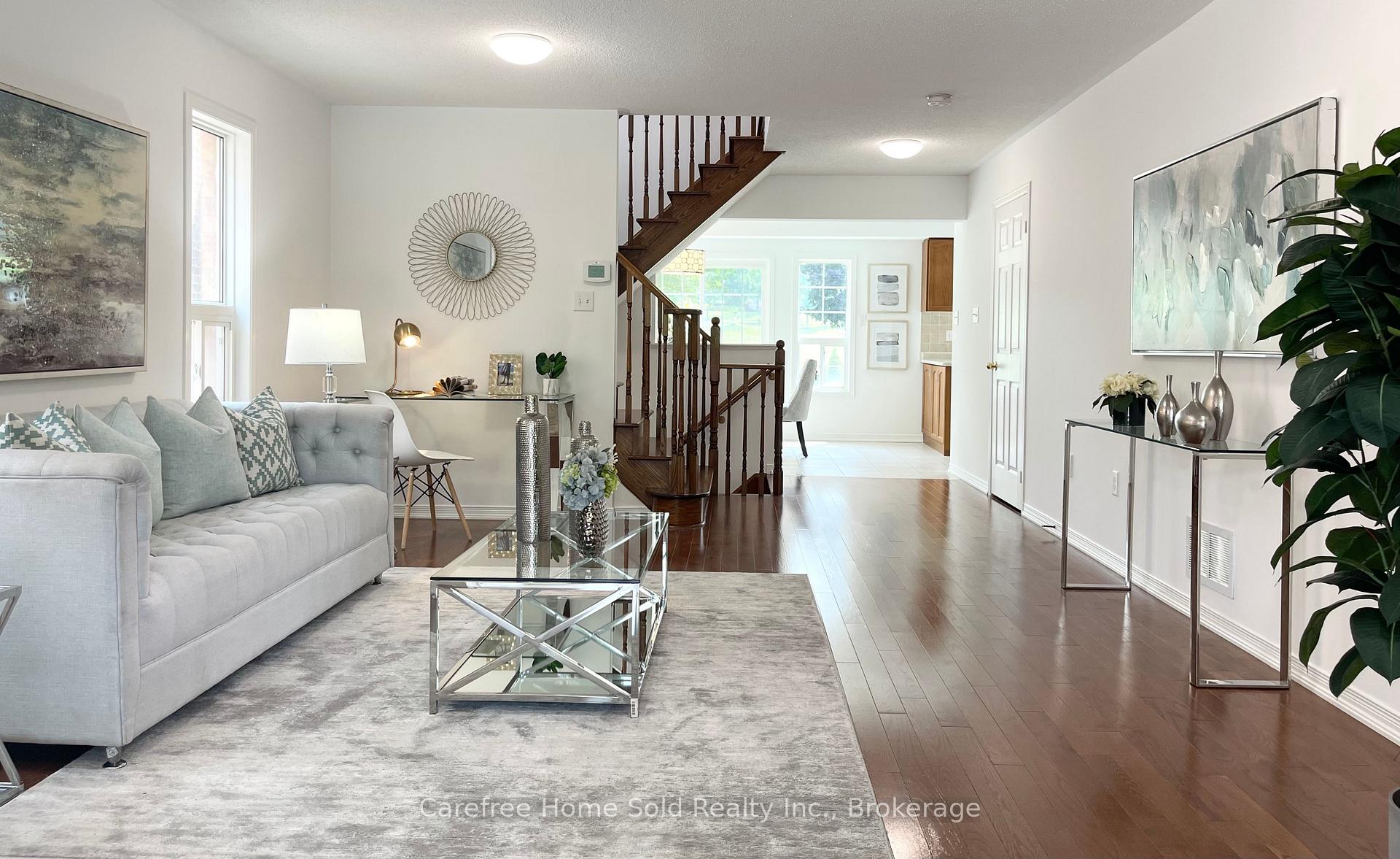 Photo 4 of 35 Wallwark Street, Aurora, Bayview Northeast — HOMEH