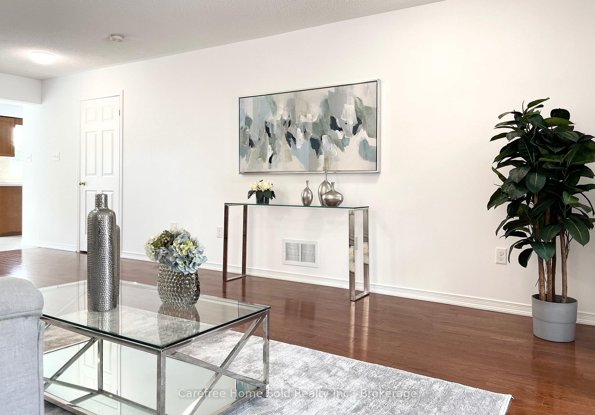 Photo 6 of 35 Wallwark Street, Aurora, Bayview Northeast — HOMEH