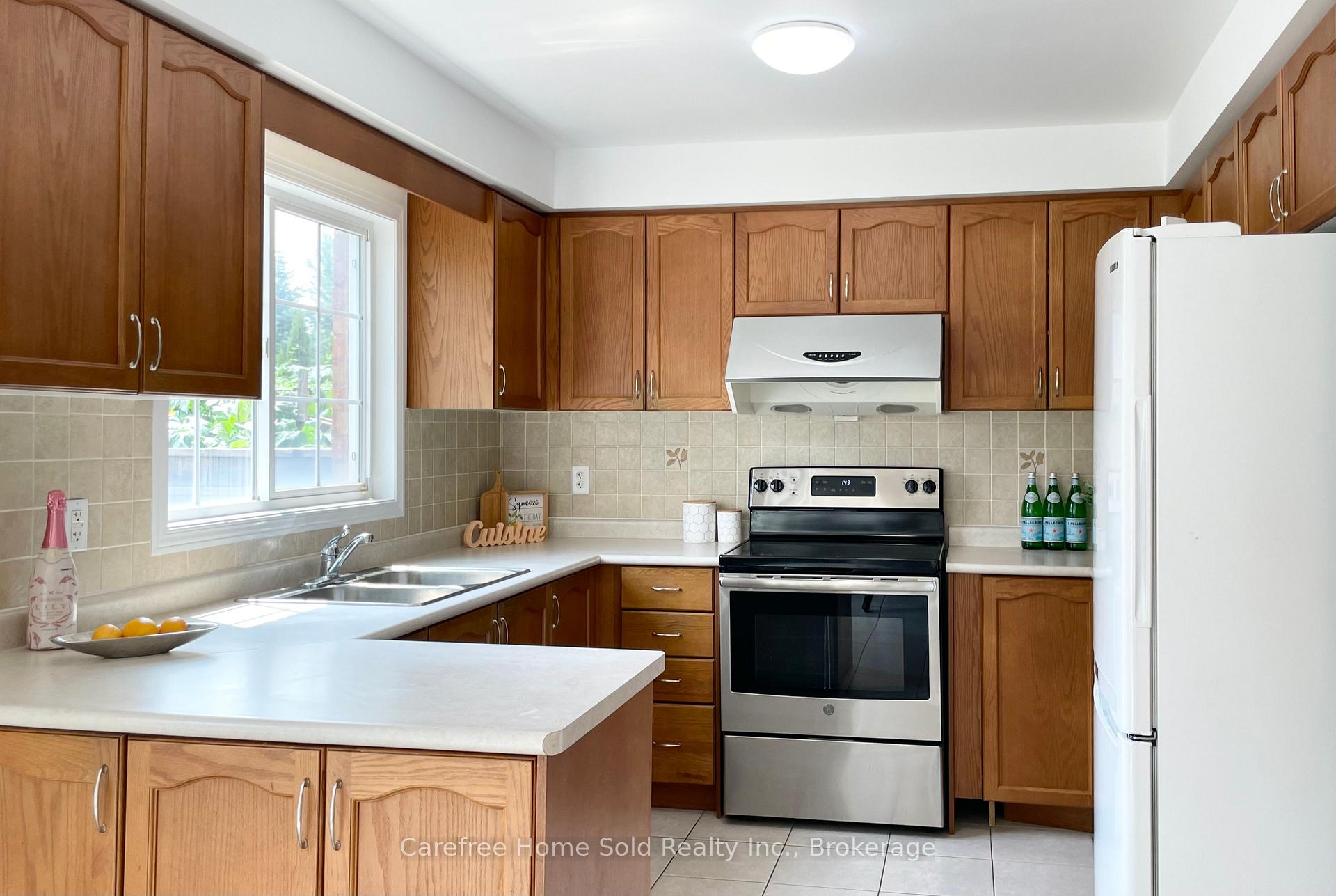 Photo 10 of 35 Wallwark Street, Aurora, Bayview Northeast — HOMEH