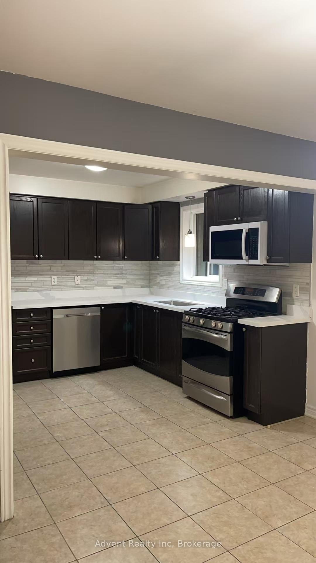 Photo 2 of 21 Kirkland Place, Whitby, Williamsburg — HOMEH