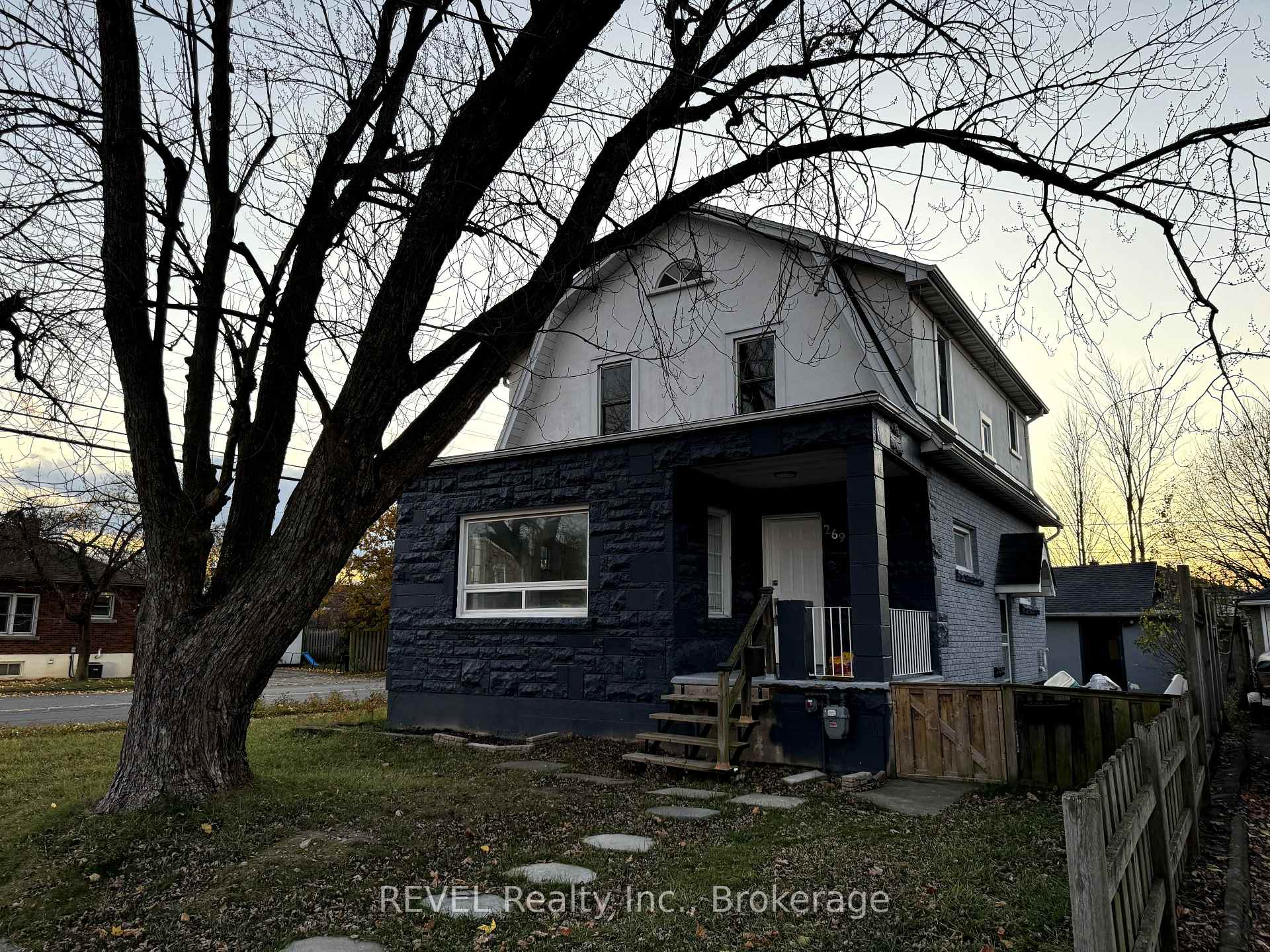 Front of 269 Wallace Avenue S
