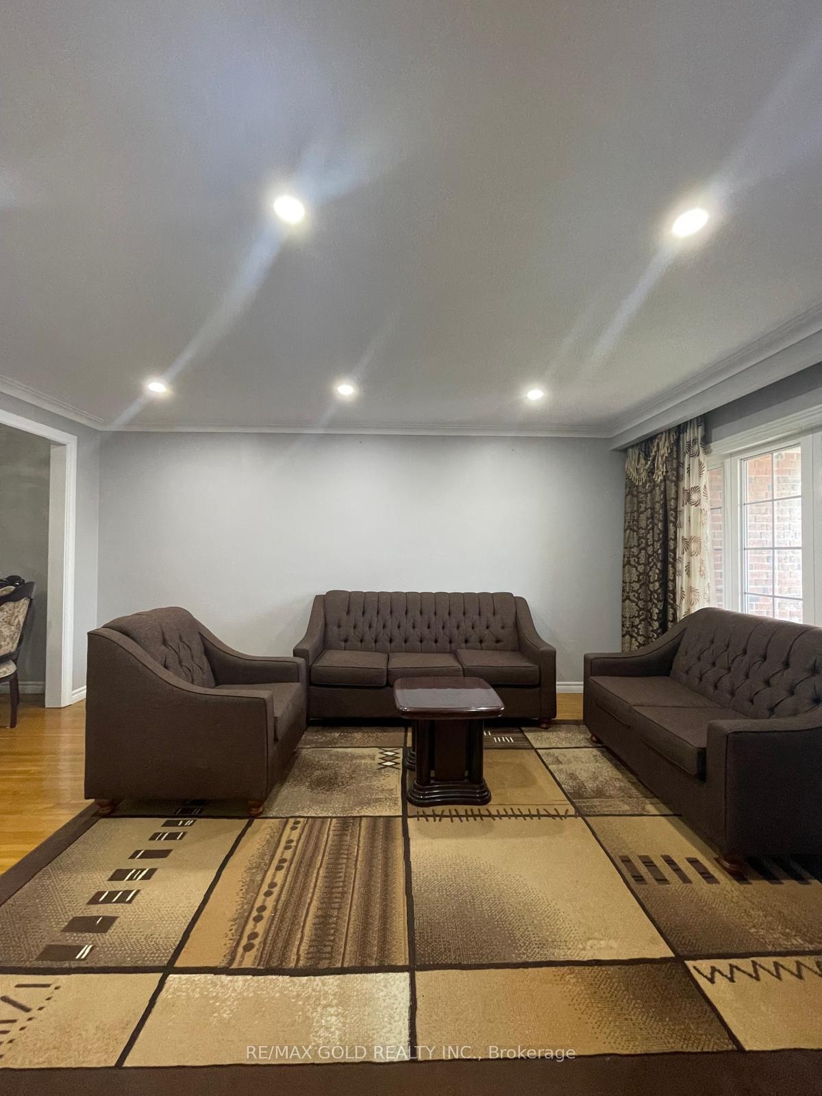 Photo 4 of 109 Button Road, Vaughan, West Woodbridge — HOMEH
