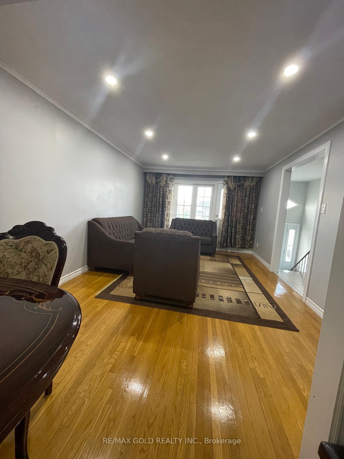 Photo 5 of 109 Button Road, Vaughan, West Woodbridge — HOMEH