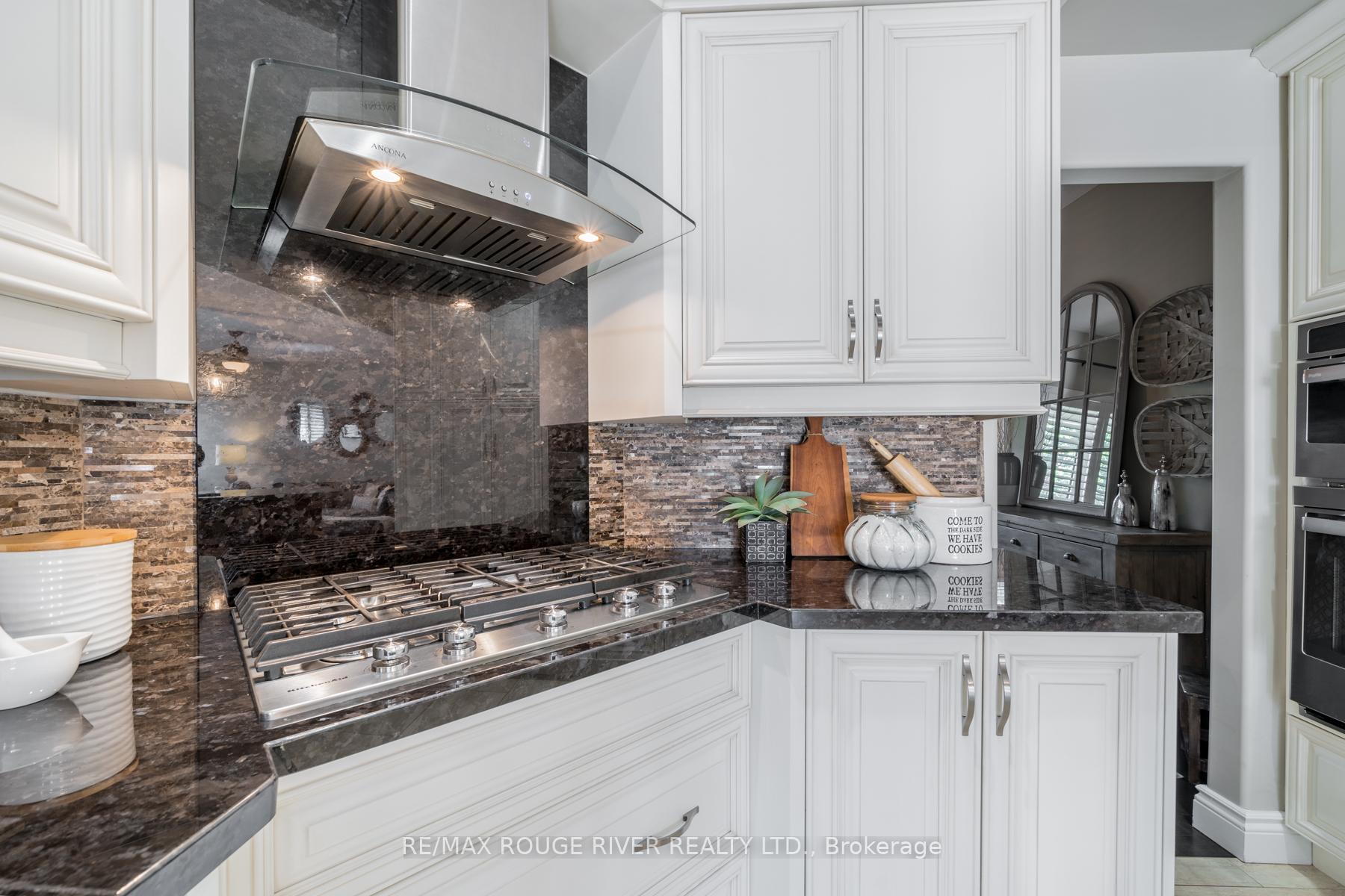 Photo 10 of 31 Corvinelli Drive, Whitby, Brooklin — HOMEH
