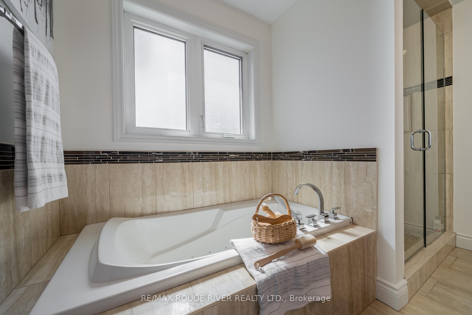 Photo 17 of 31 Corvinelli Drive, Whitby, Brooklin — HOMEH
