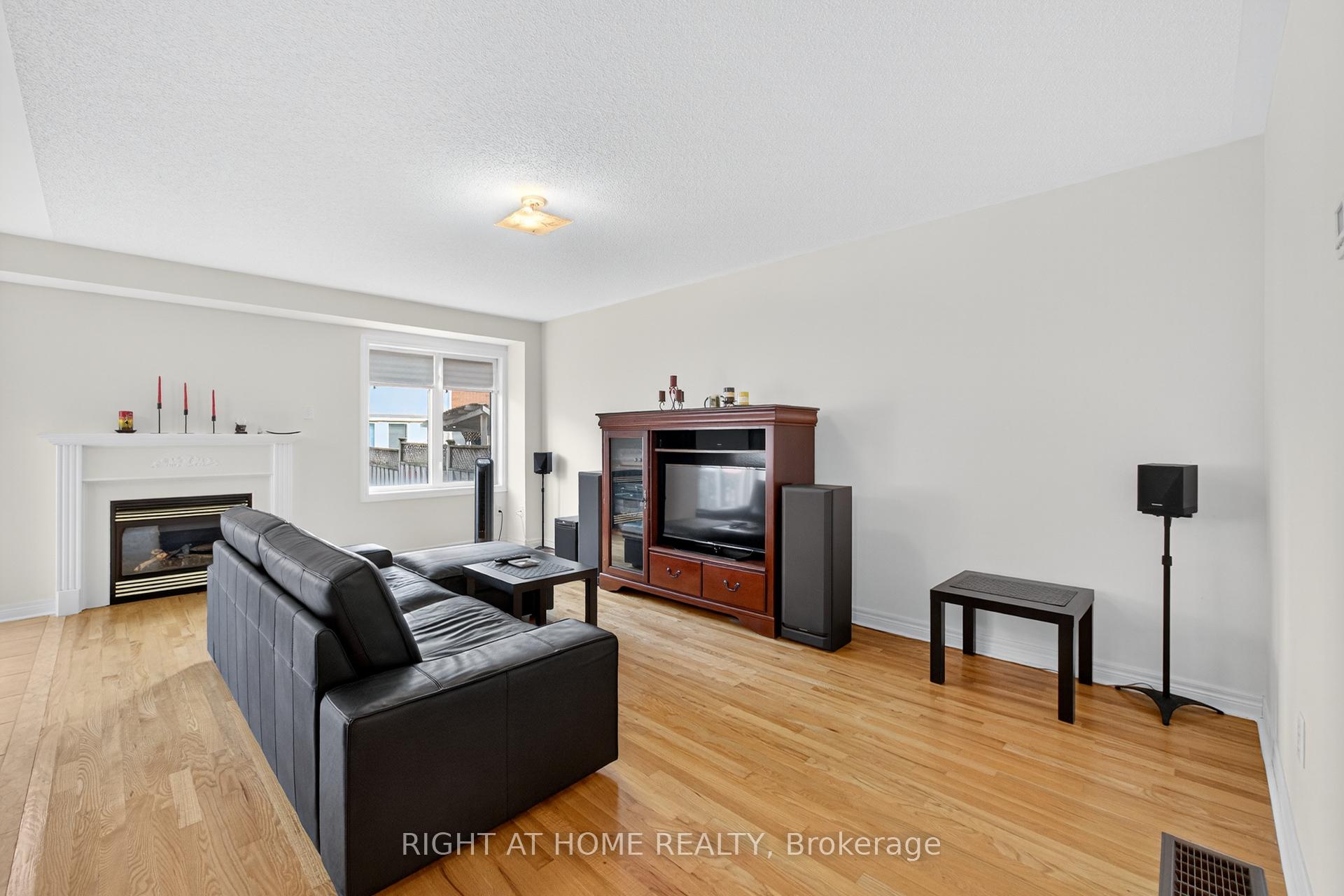 Photo 9 of 152 Westway Crescent, Vaughan, Concord — HOMEH