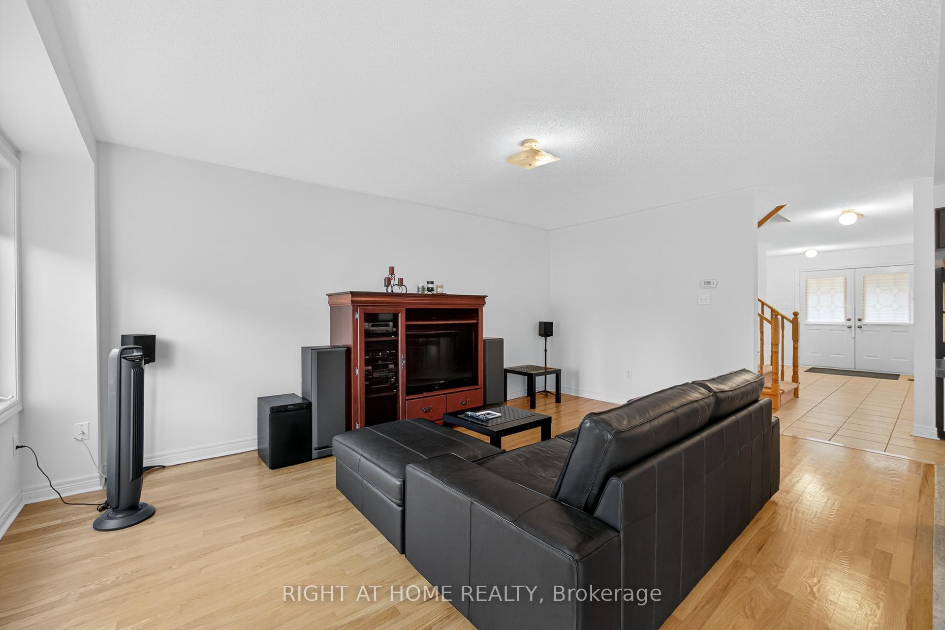 Photo 10 of 152 Westway Crescent, Vaughan, Concord — HOMEH