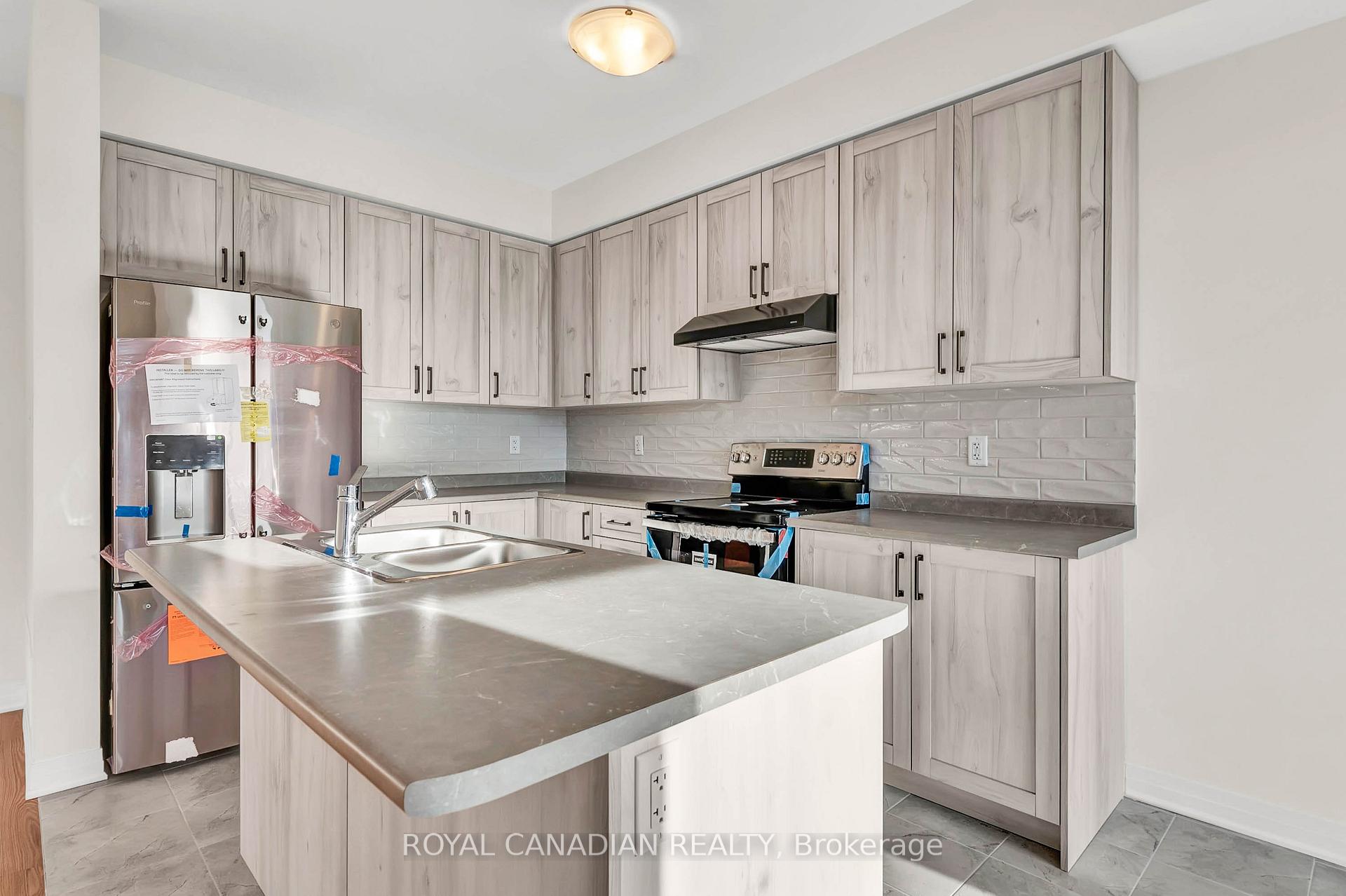 Photo 10 of 205 Port Crescent, Welland, Dain City — HOMEH