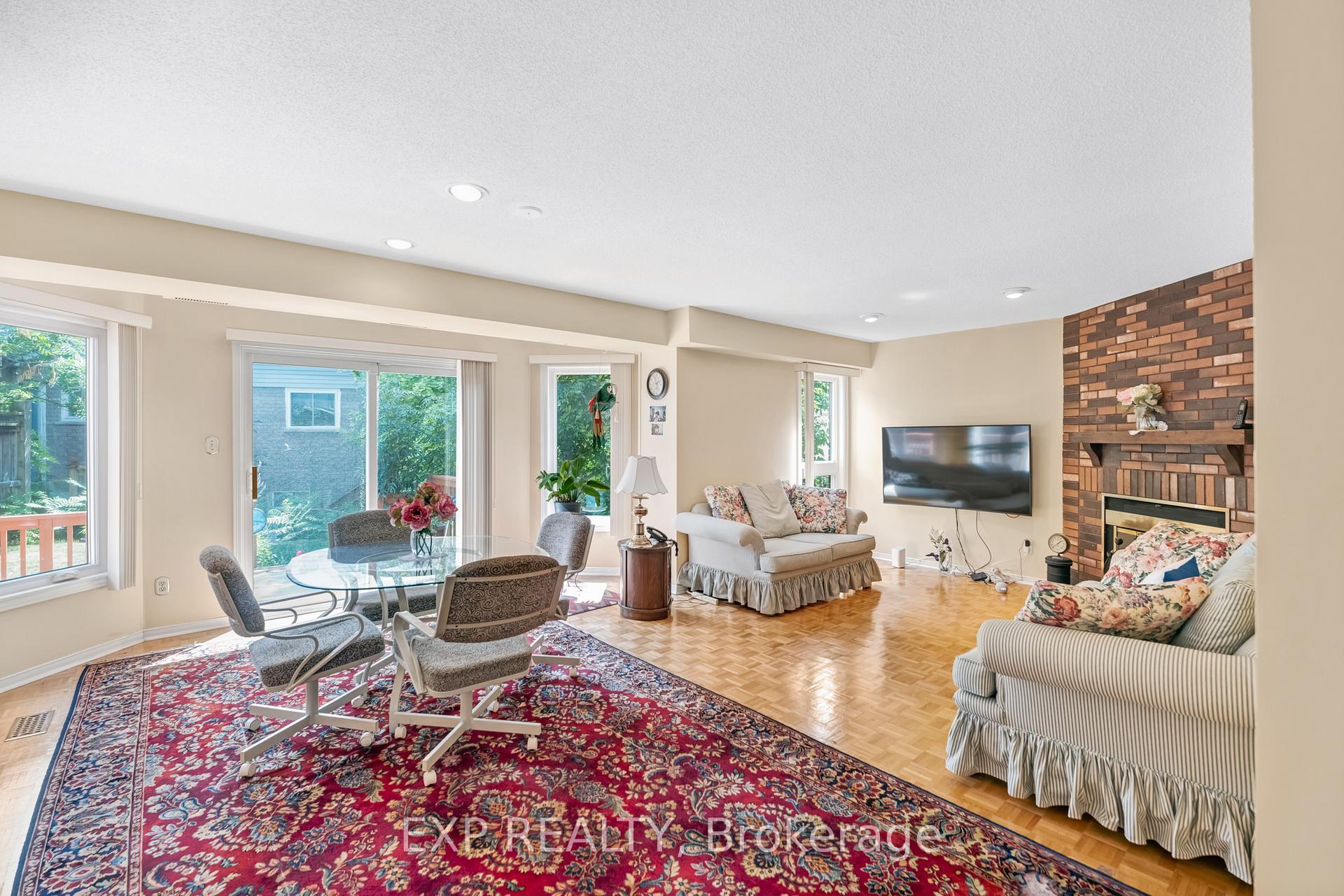 Photo 4 of 57 Twelve Oaks Drive, Aurora, Aurora Village — HOMEH