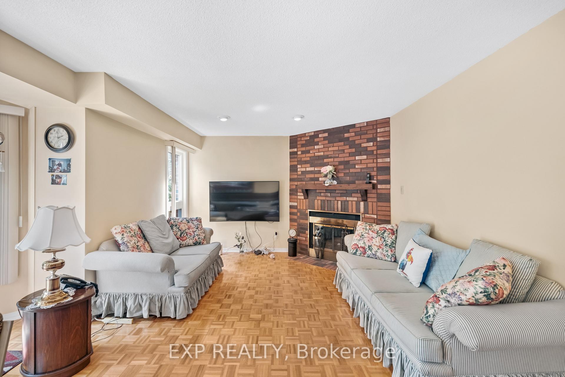 Photo 17 of 57 Twelve Oaks Drive, Aurora, Aurora Village — HOMEH