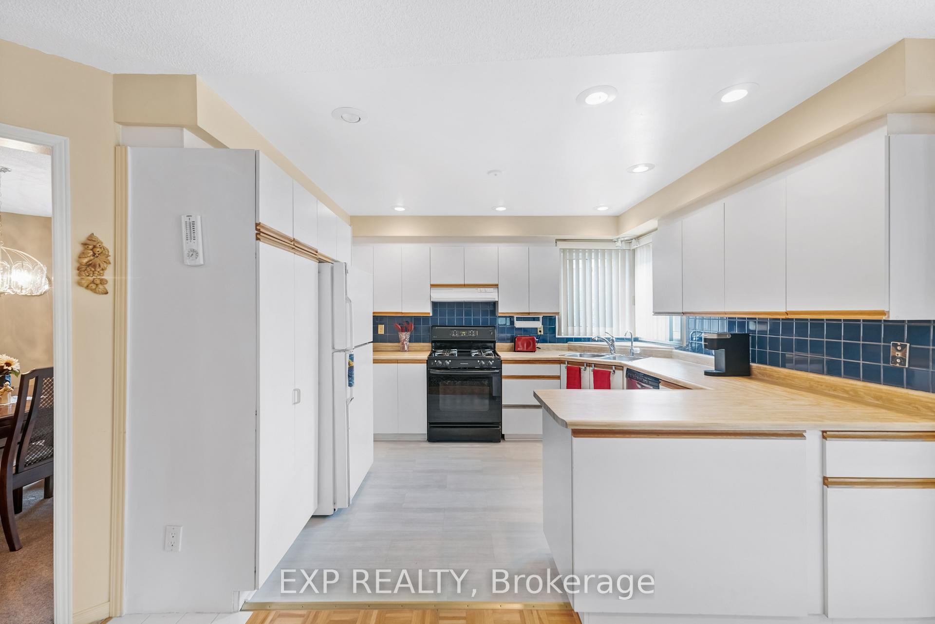 Photo 5 of 57 Twelve Oaks Drive, Aurora, Aurora Village — HOMEH
