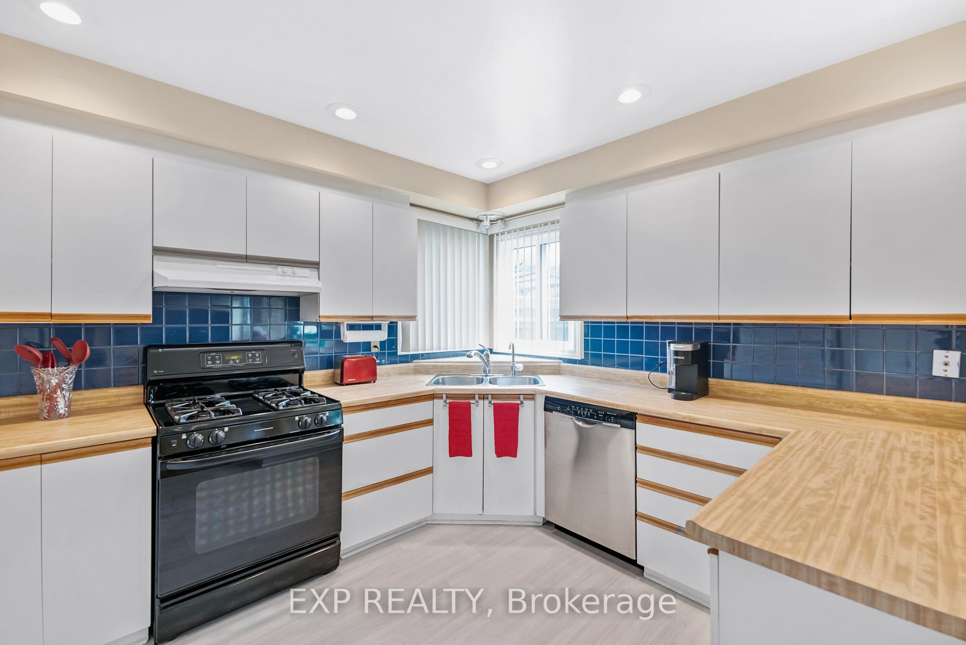 Photo 8 of 57 Twelve Oaks Drive, Aurora, Aurora Village — HOMEH