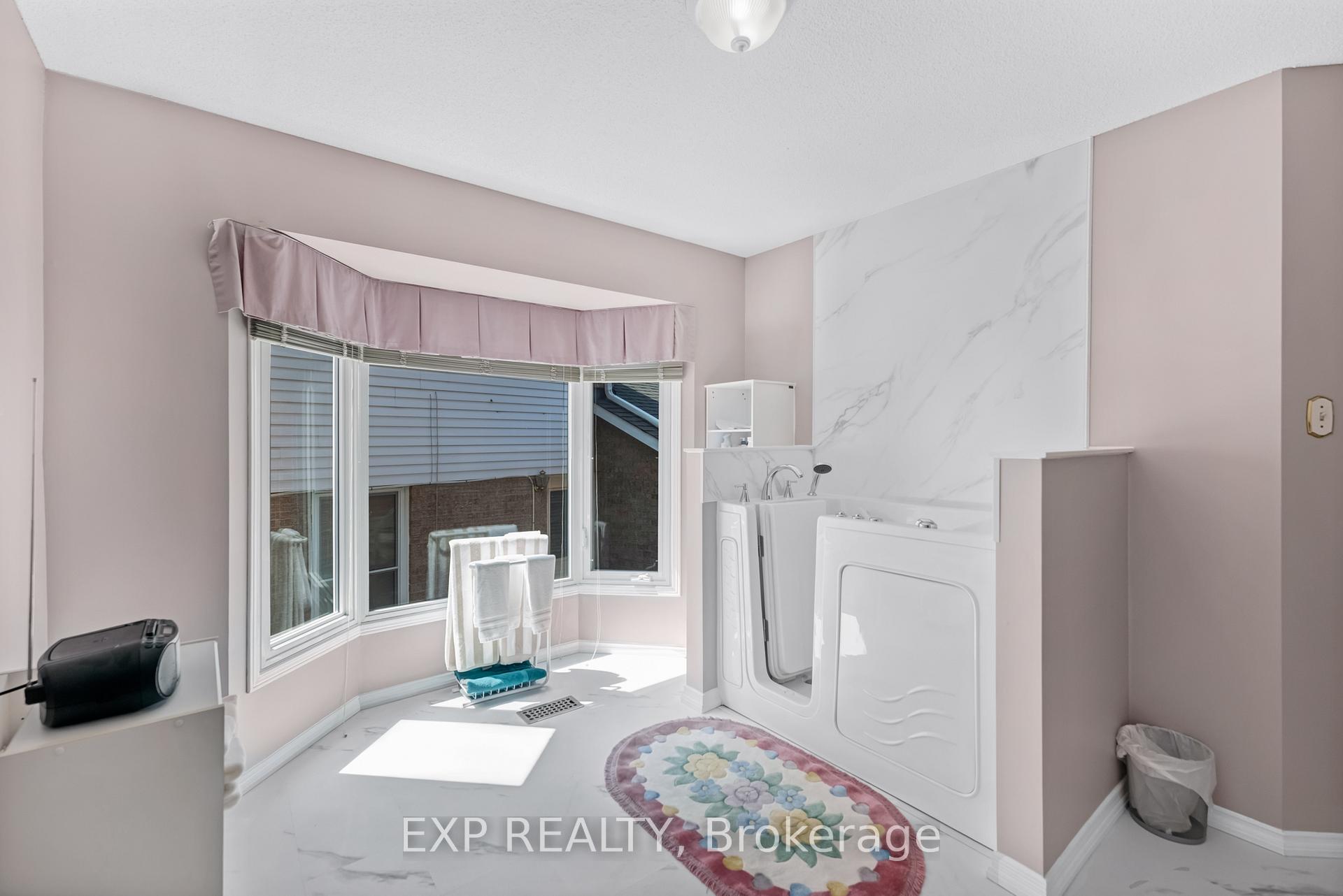 Photo 13 of 57 Twelve Oaks Drive, Aurora, Aurora Village — HOMEH