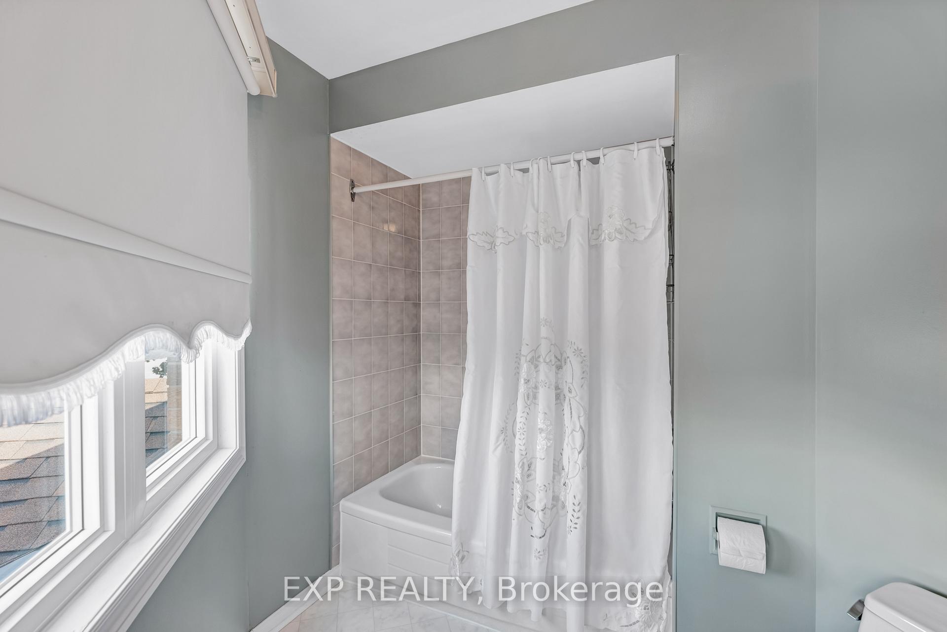 Photo 33 of 57 Twelve Oaks Drive, Aurora, Aurora Village — HOMEH