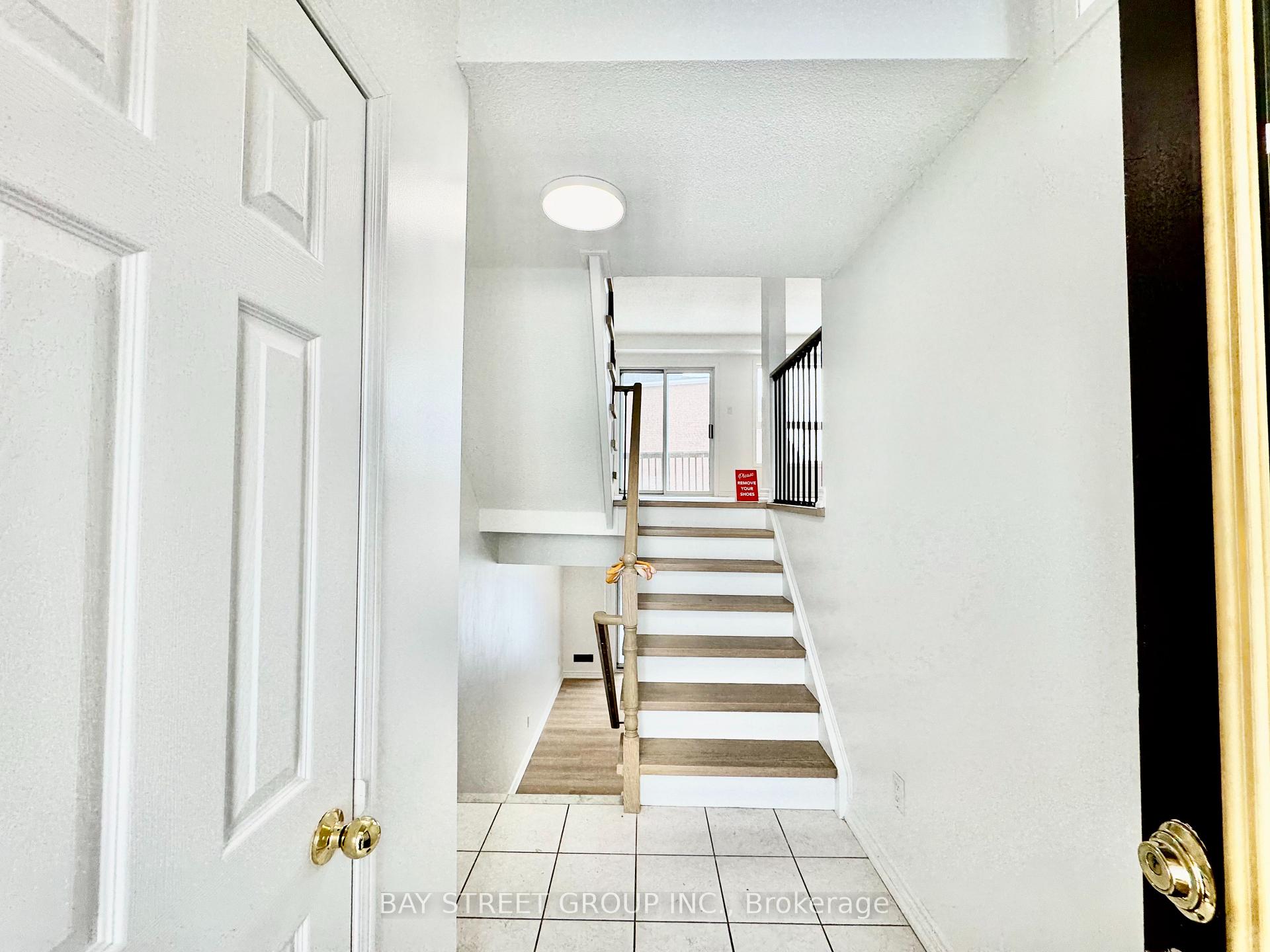 Photo 3 of 63 Lucena Crescent, Vaughan, Maple — HOMEH