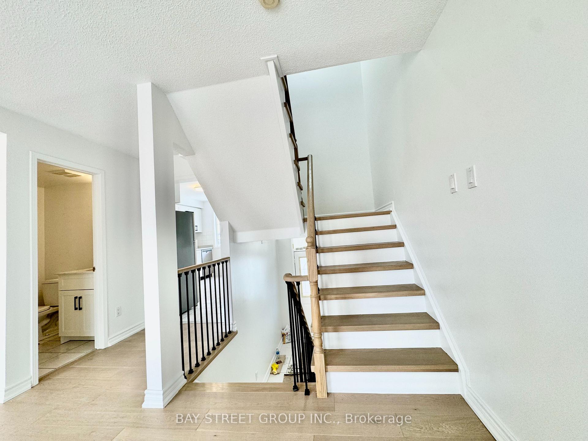 Photo 4 of 63 Lucena Crescent, Vaughan, Maple — HOMEH