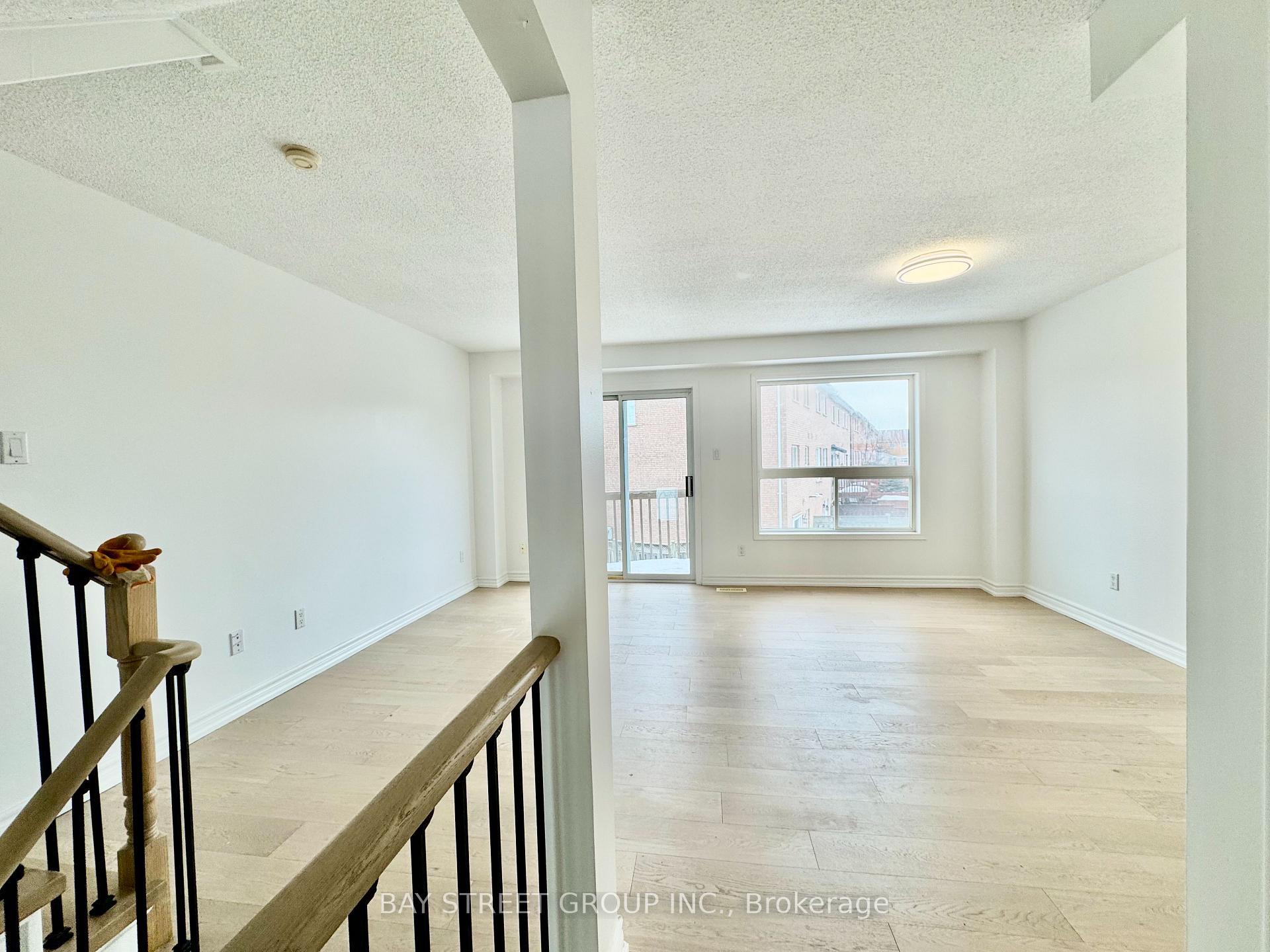 Photo 5 of 63 Lucena Crescent, Vaughan, Maple — HOMEH