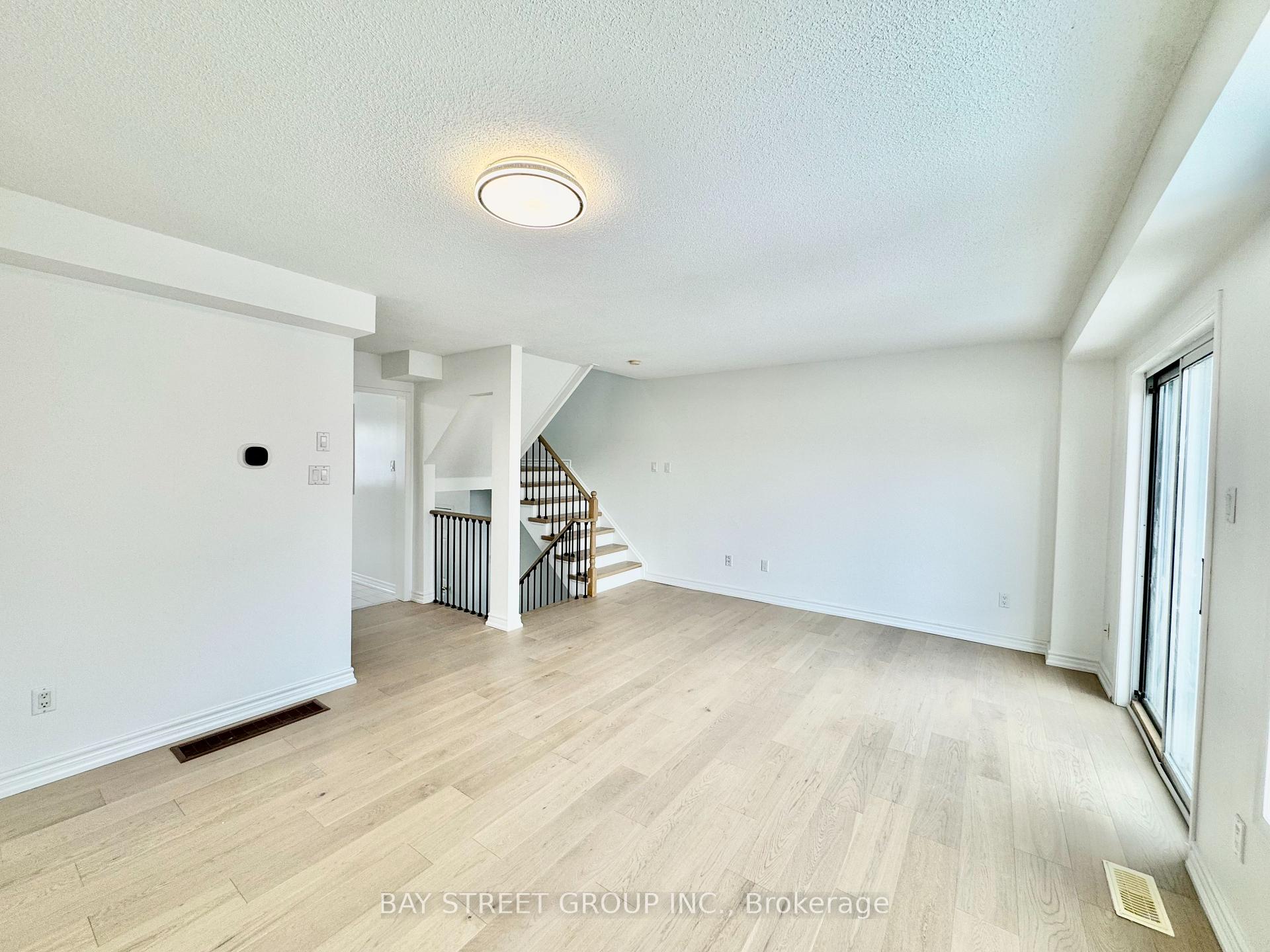 Photo 6 of 63 Lucena Crescent, Vaughan, Maple — HOMEH