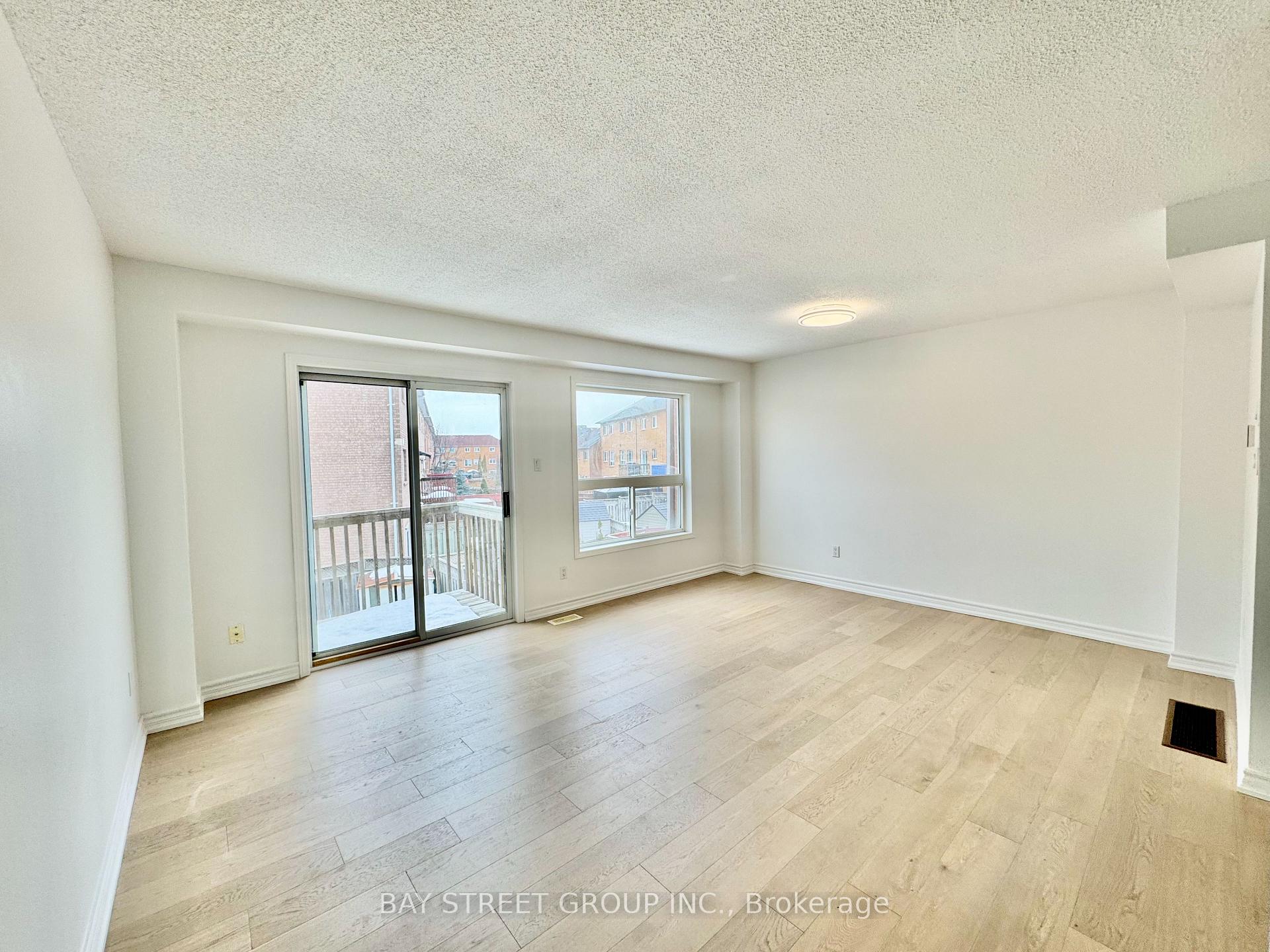 Photo 7 of 63 Lucena Crescent, Vaughan, Maple — HOMEH