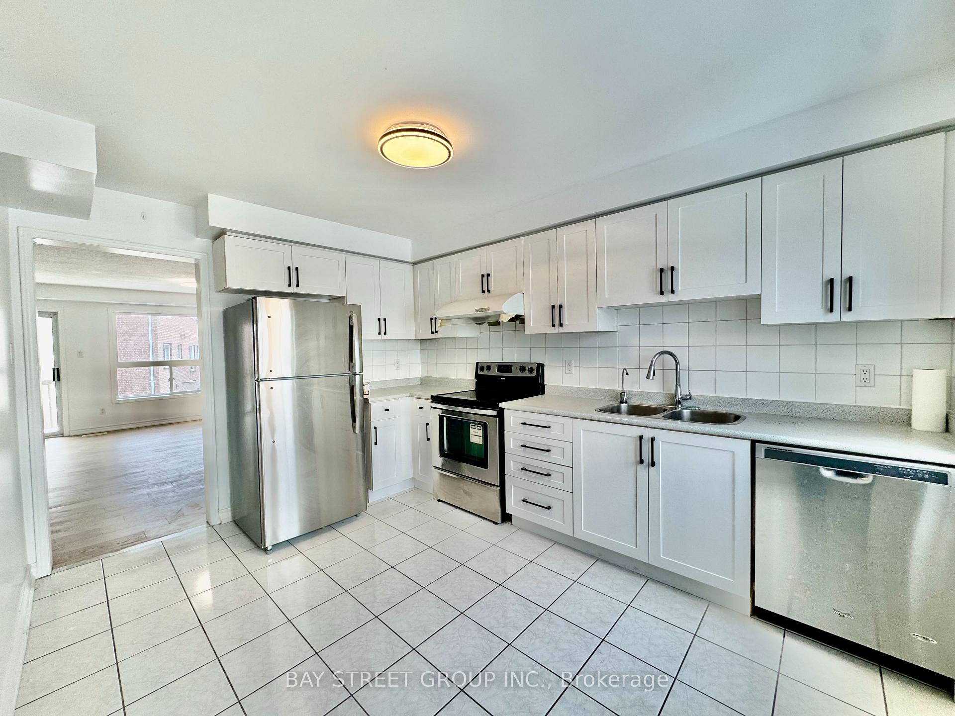 Photo 9 of 63 Lucena Crescent, Vaughan, Maple — HOMEH