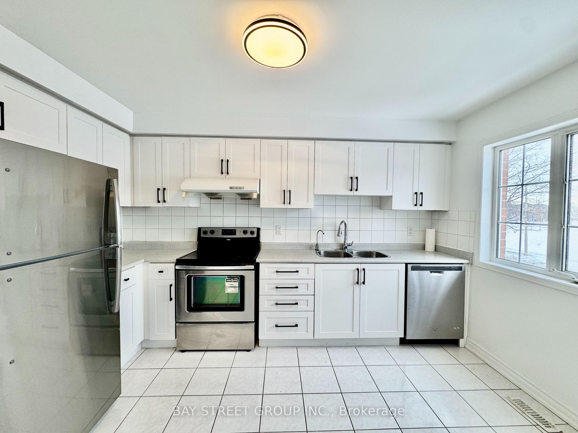 Photo 10 of 63 Lucena Crescent, Vaughan, Maple — HOMEH
