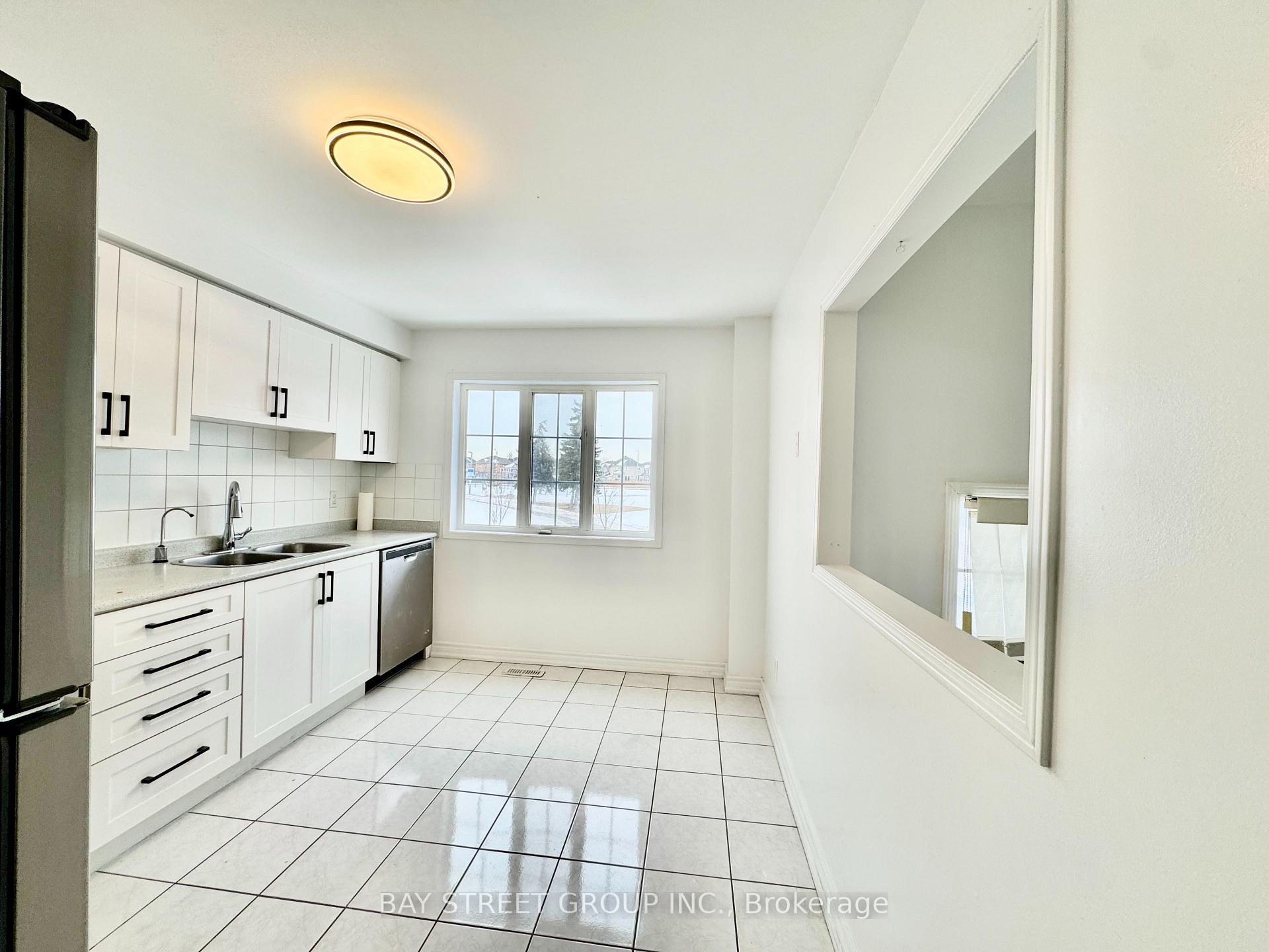 Photo 11 of 63 Lucena Crescent, Vaughan, Maple — HOMEH