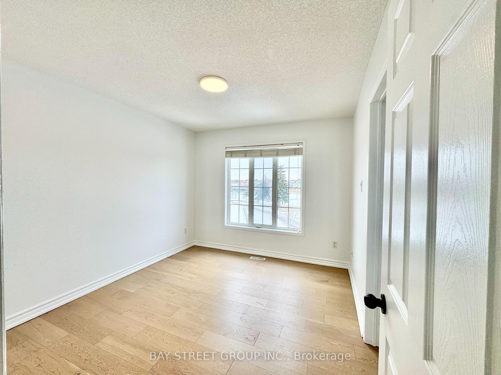 Photo 15 of 63 Lucena Crescent, Vaughan, Maple — HOMEH