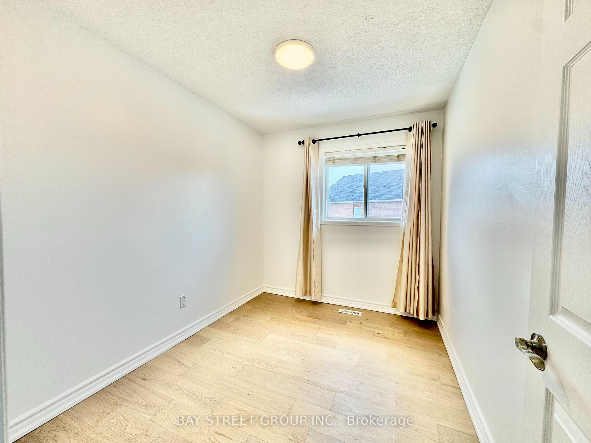 Photo 21 of 63 Lucena Crescent, Vaughan, Maple — HOMEH