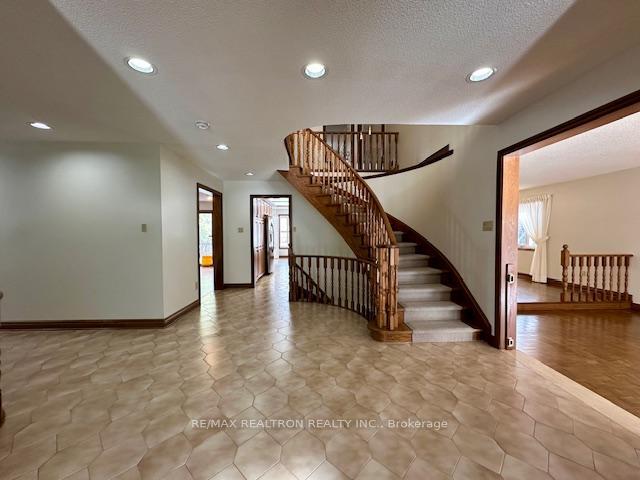 Photo 5 of 270 Arnold Avenue, Vaughan, Crestwood-Springfarm-Yorkhill — HOMEH