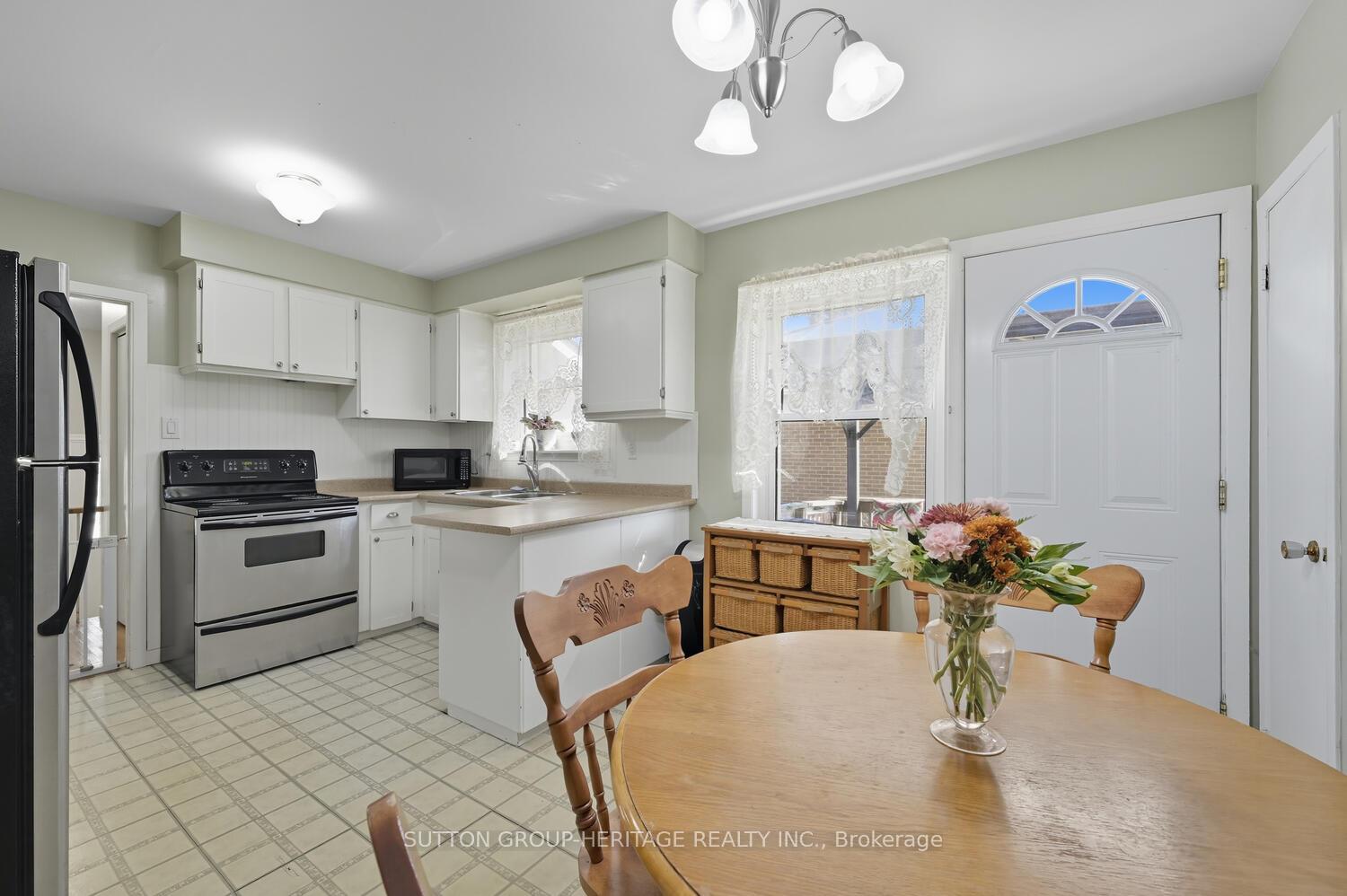 Photo 3 of 904 Walton Boulevard, Whitby, Williamsburg — HOMEH
