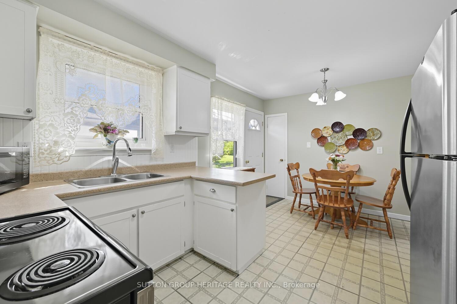 Photo 5 of 904 Walton Boulevard, Whitby, Williamsburg — HOMEH