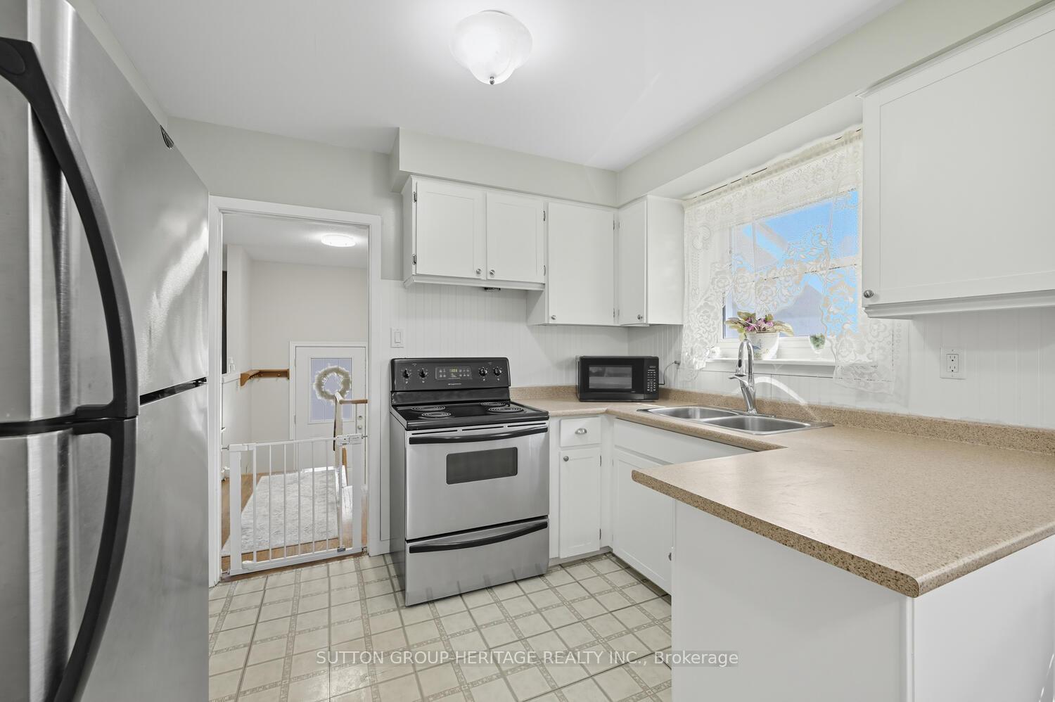 Photo 6 of 904 Walton Boulevard, Whitby, Williamsburg — HOMEH