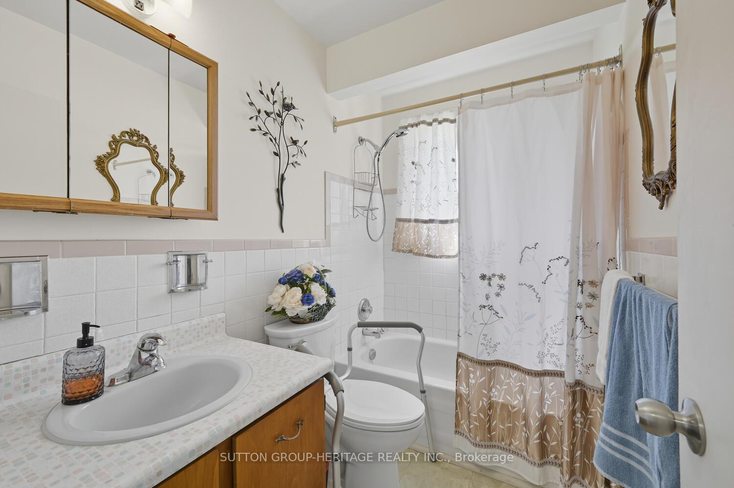 Photo 14 of 904 Walton Boulevard, Whitby, Williamsburg — HOMEH