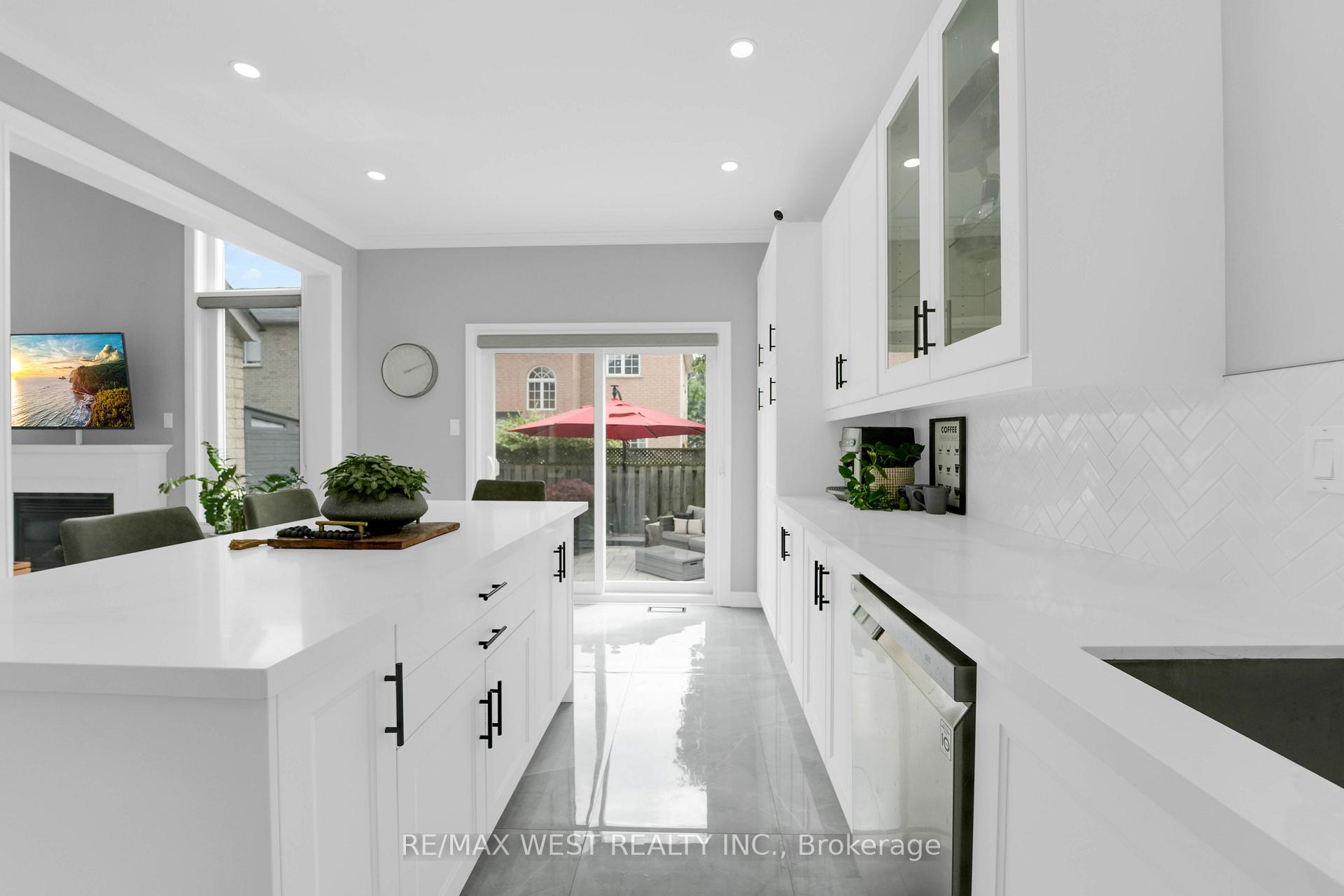 Photo 12 of 19 Haverhill Terrace, Aurora, Bayview Wellington — HOMEH