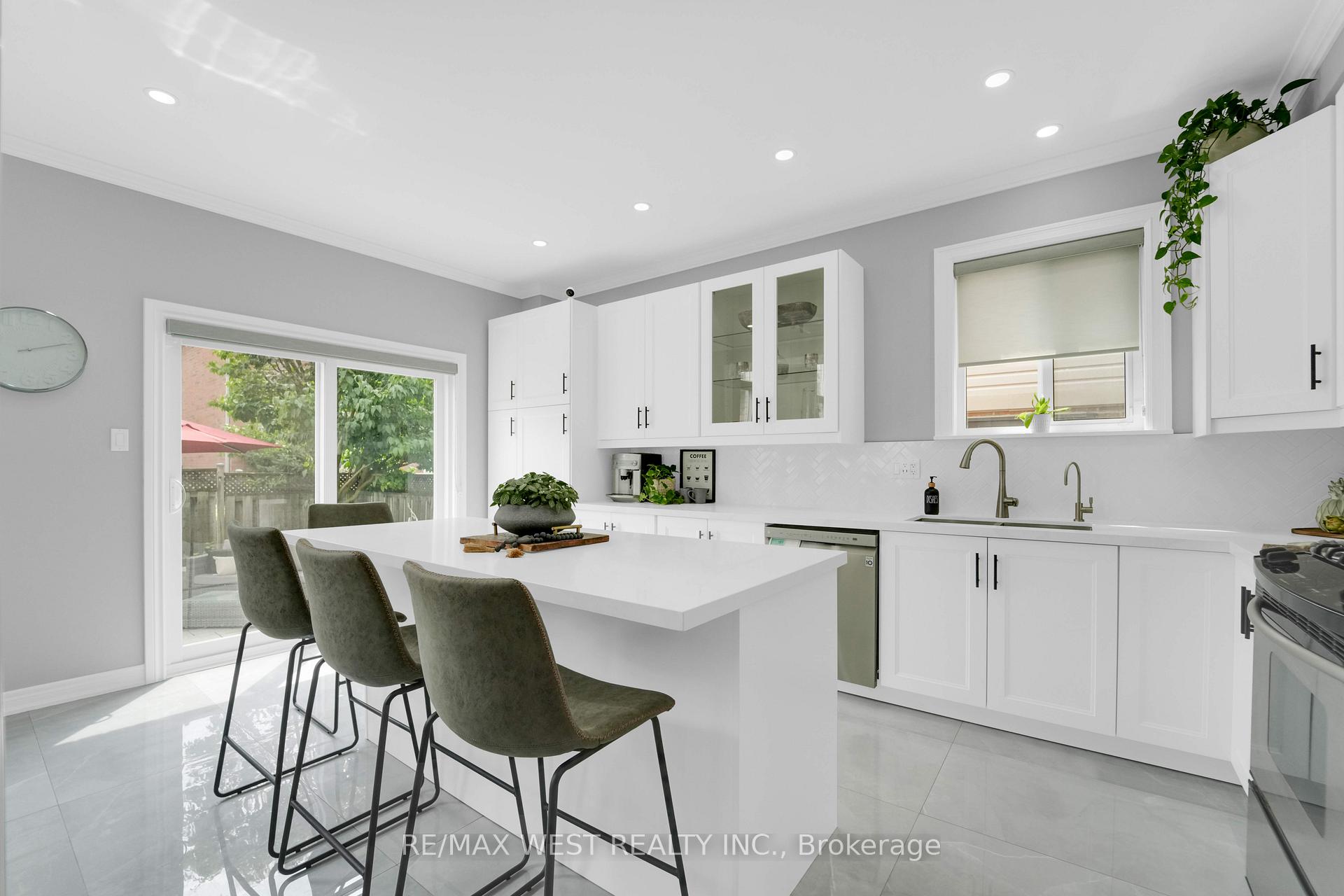 Photo 11 of 19 Haverhill Terrace, Aurora, Bayview Wellington — HOMEH