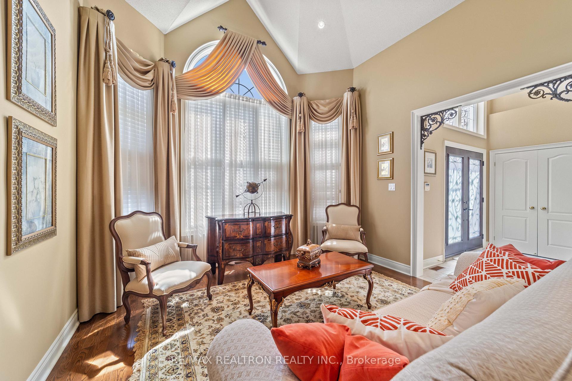 Photo 5 of 86 Novaview Crescent, Vaughan, East Woodbridge — HOMEH