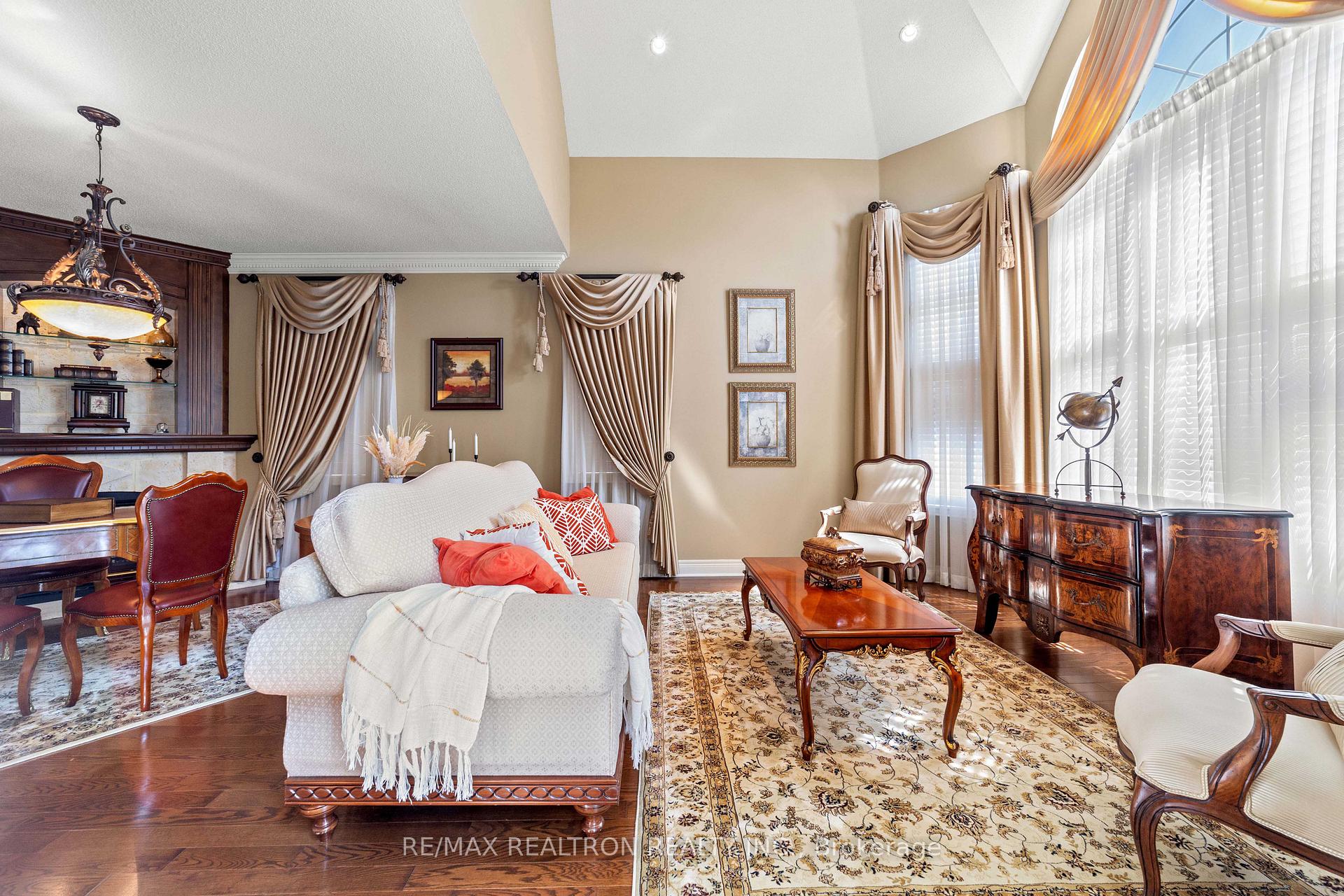 Photo 6 of 86 Novaview Crescent, Vaughan, East Woodbridge — HOMEH