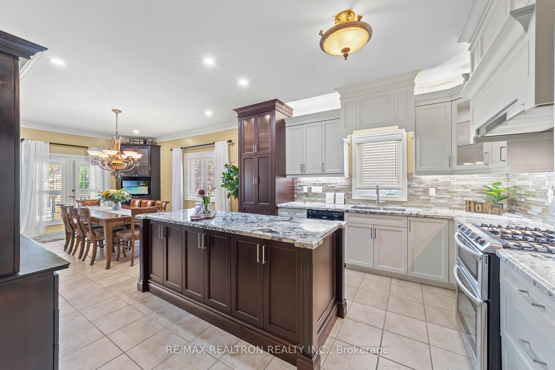 Photo 10 of 86 Novaview Crescent, Vaughan, East Woodbridge — HOMEH
