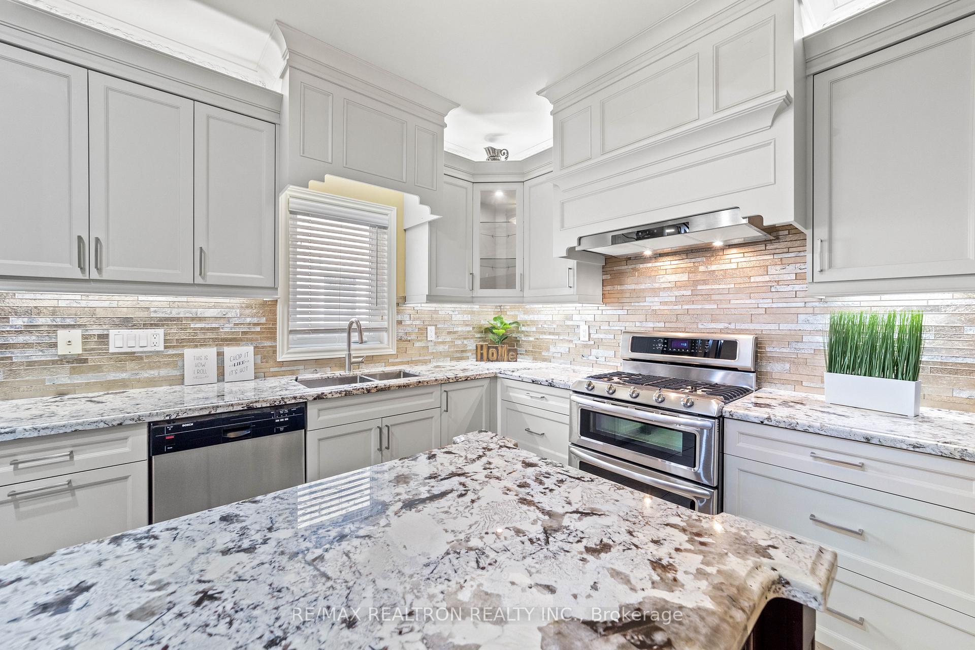 Photo 11 of 86 Novaview Crescent, Vaughan, East Woodbridge — HOMEH