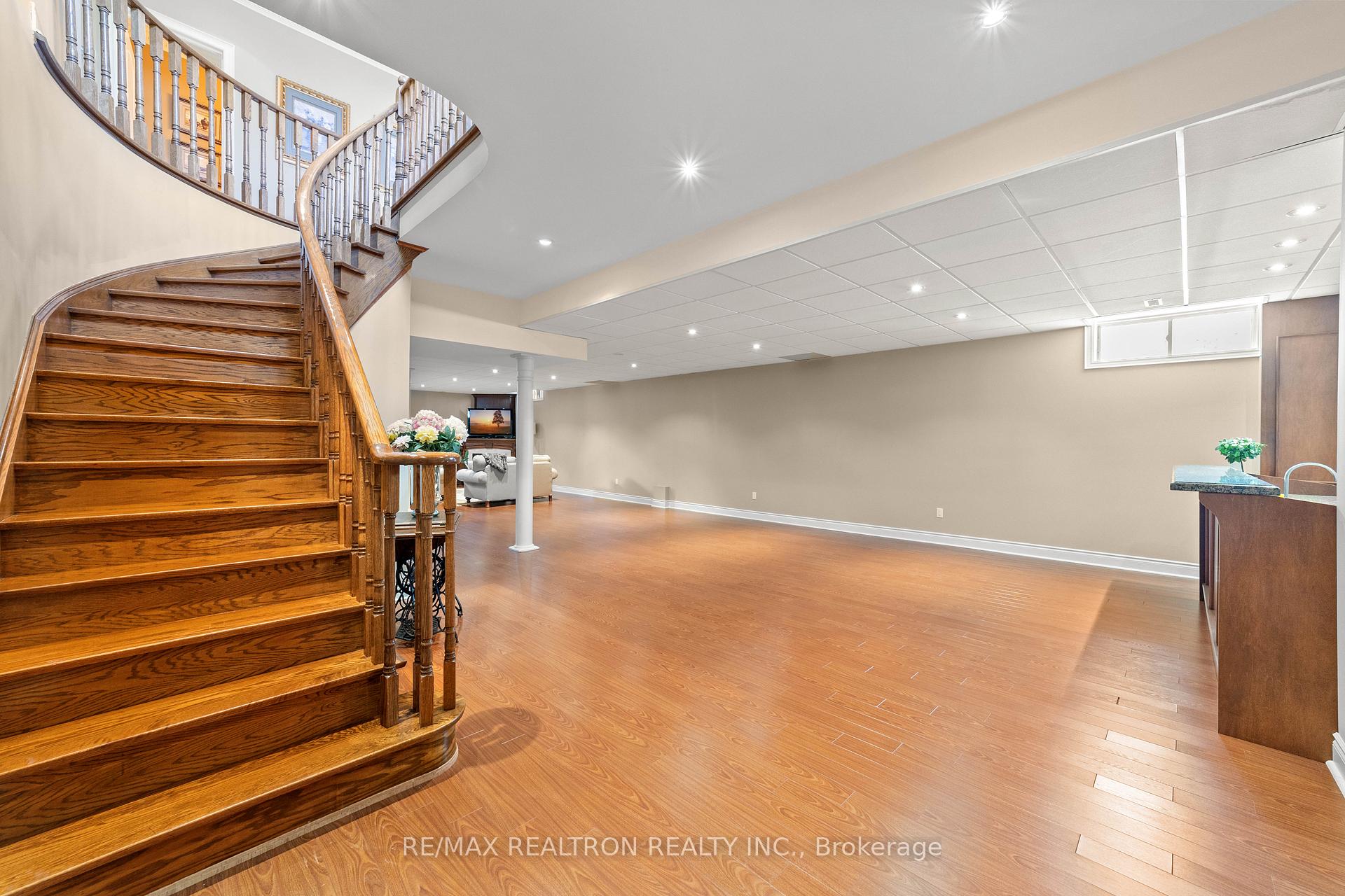 Photo 32 of 86 Novaview Crescent, Vaughan, East Woodbridge — HOMEH