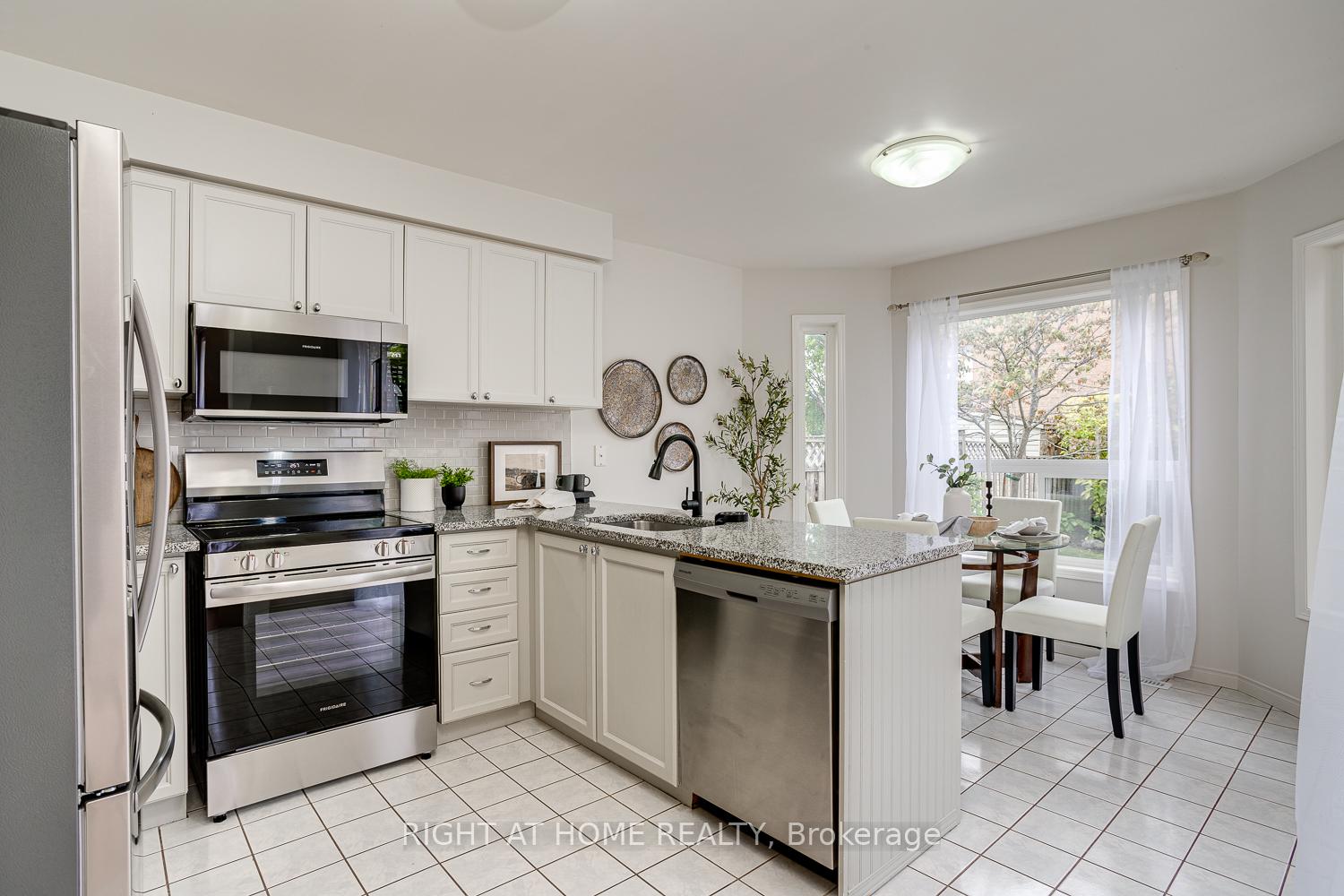 Photo 10 of 41 Steele Valley Court, Whitby, Rolling Acres — HOMEH