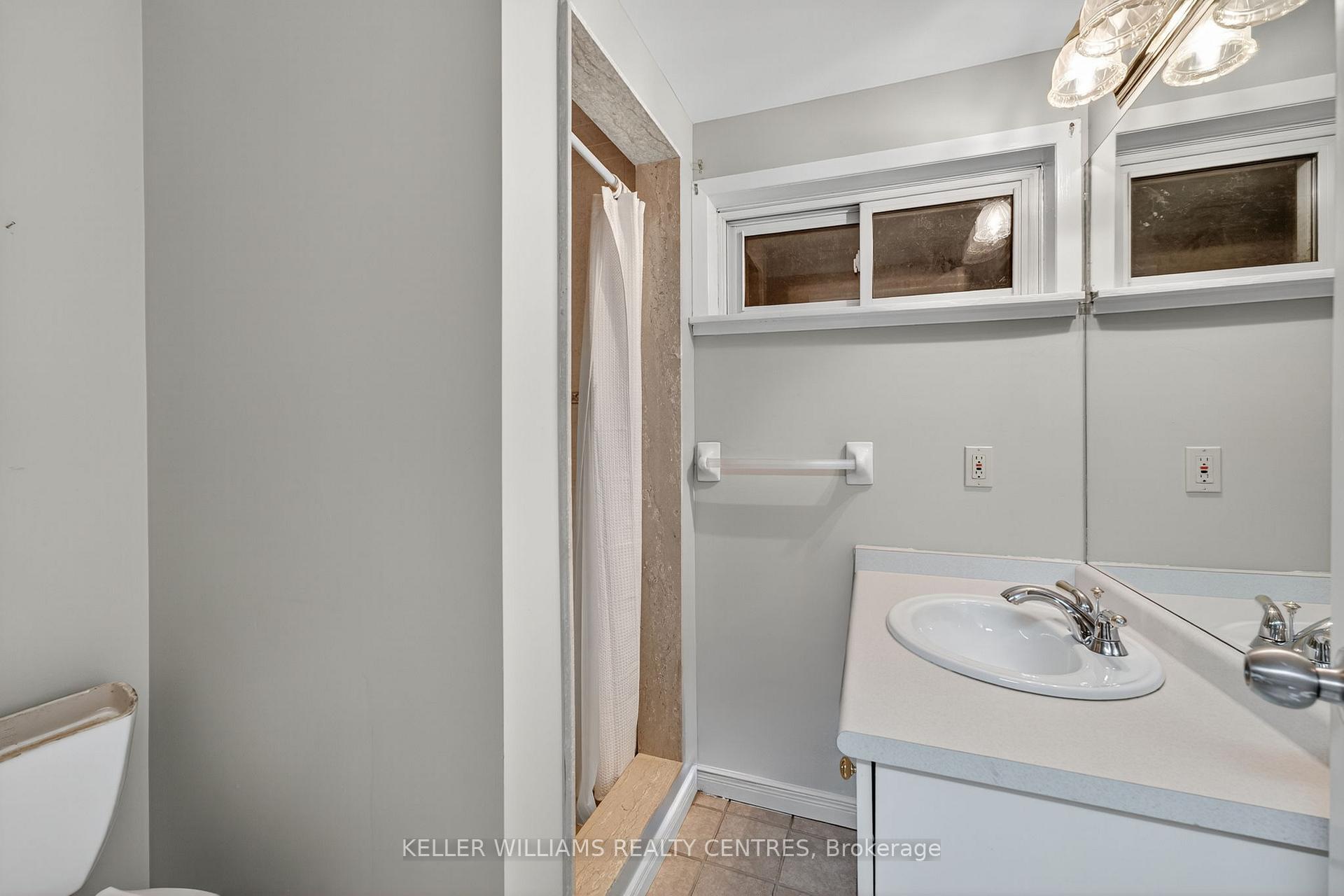 Photo 23 of 54 Devins Drive, Aurora, Aurora Heights — HOMEH