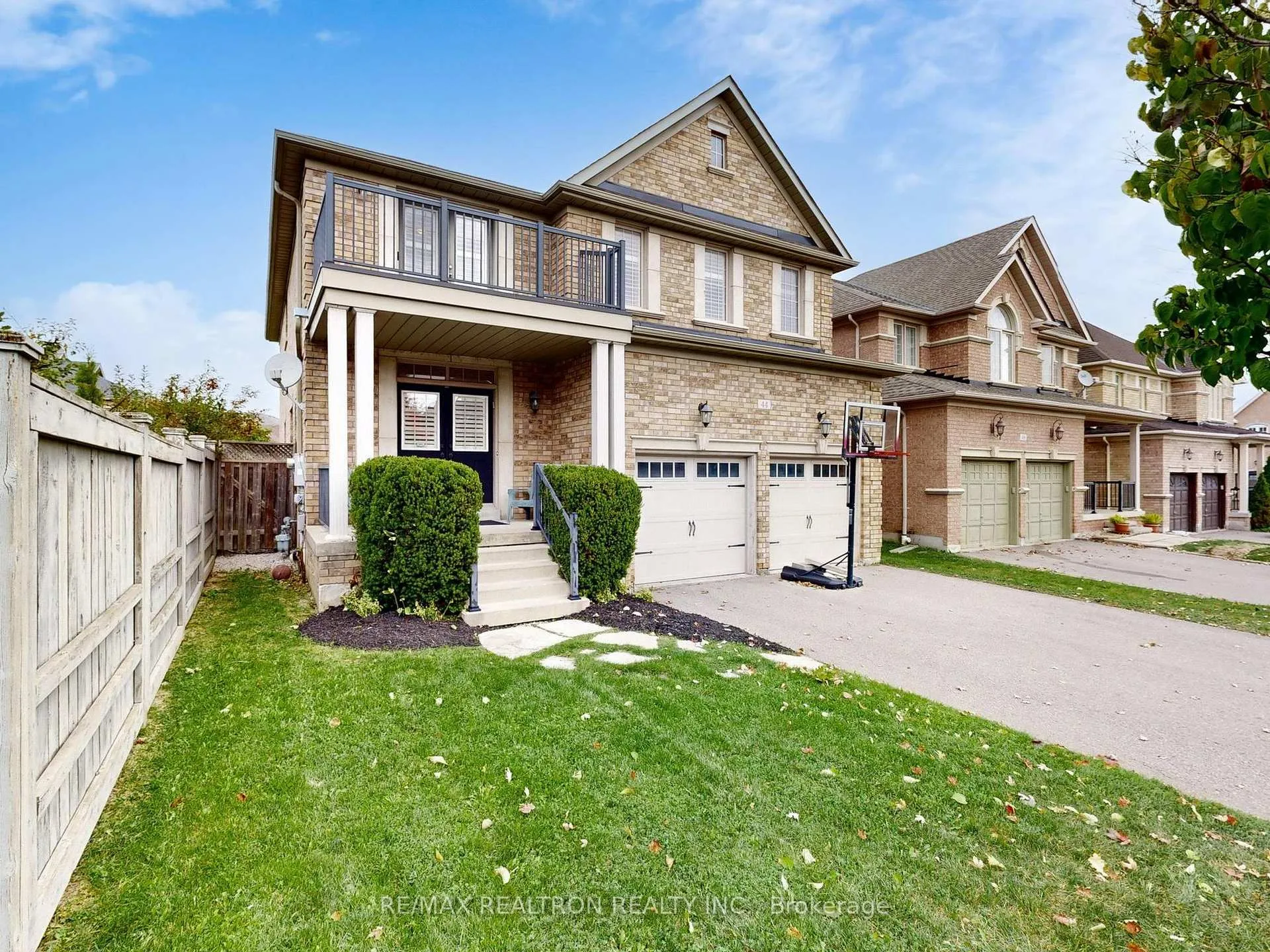 Photo 2 of 44 Rivermill Crescent, Vaughan, Patterson — HOMEH