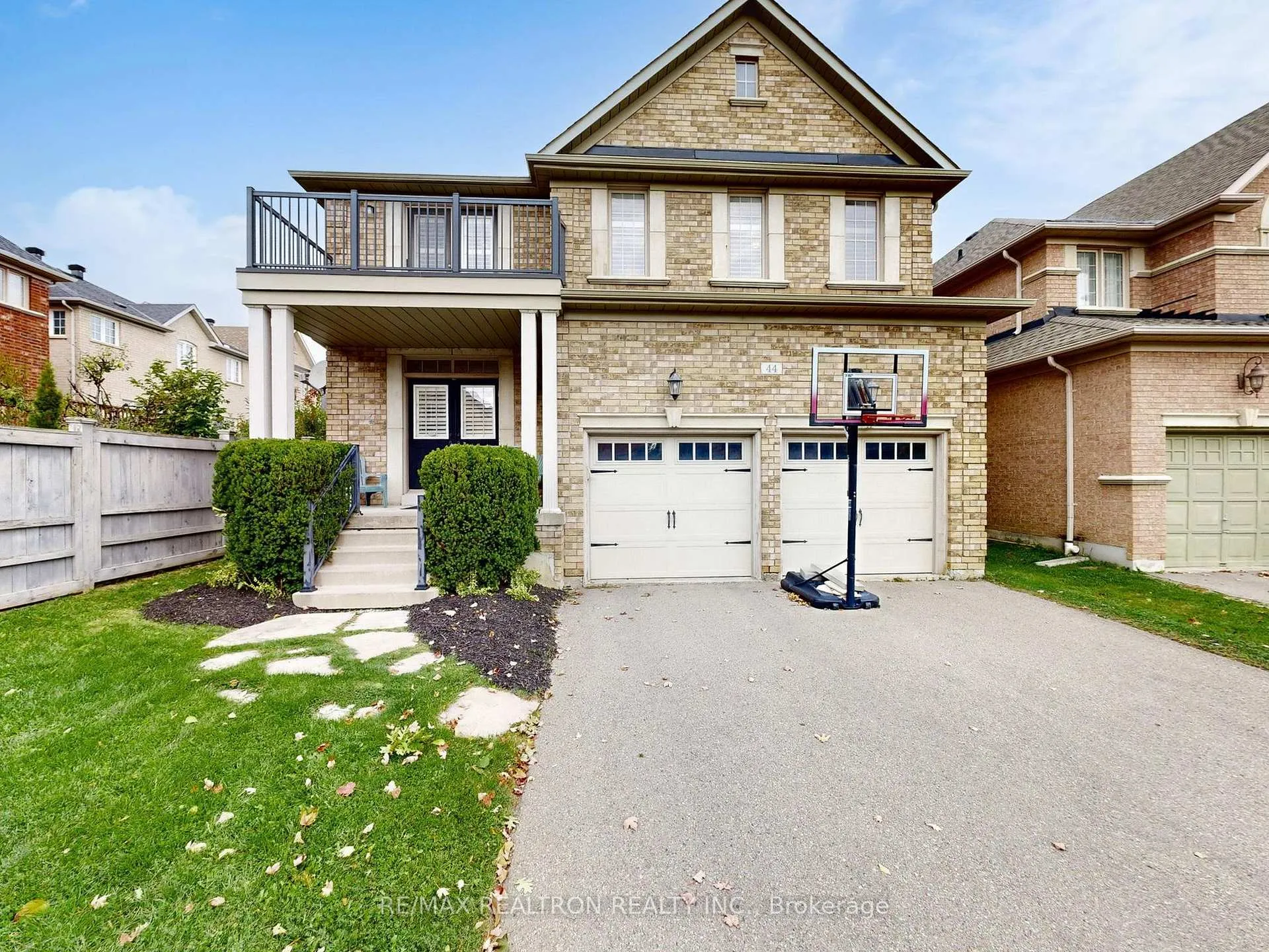 Photo 3 of 44 Rivermill Crescent, Vaughan, Patterson — HOMEH