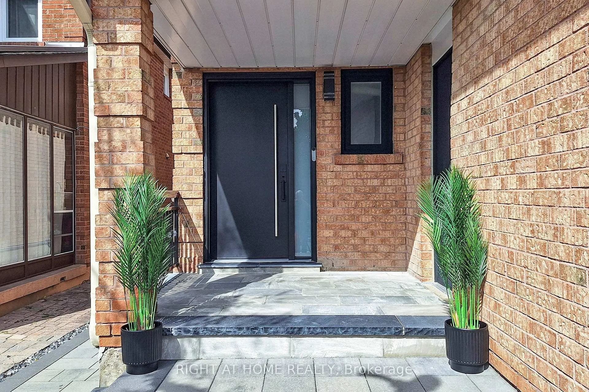 Photo 2 of 188 Oliver Lane, Vaughan, Maple — HOMEH