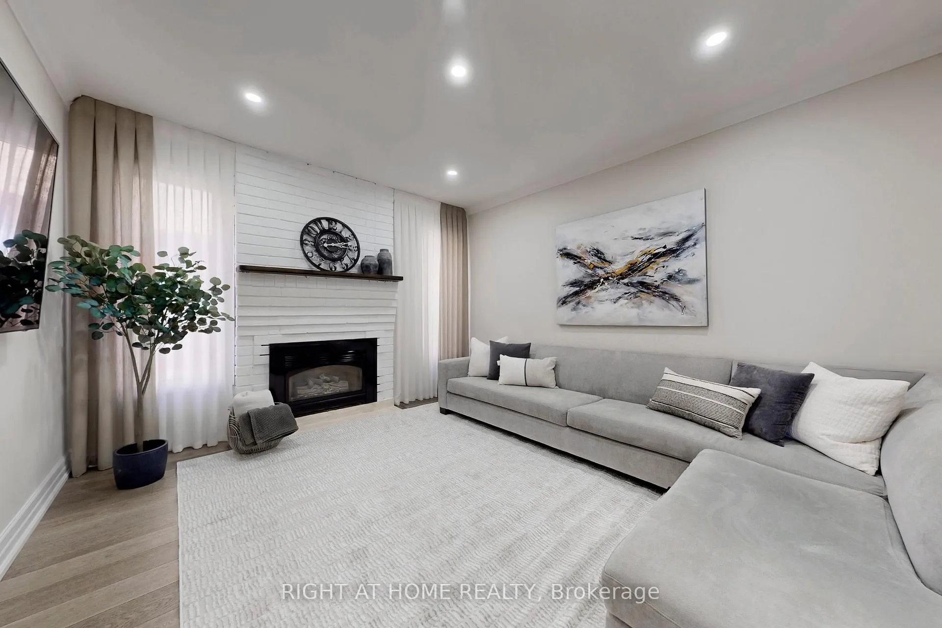 Photo 4 of 188 Oliver Lane, Vaughan, Maple — HOMEH
