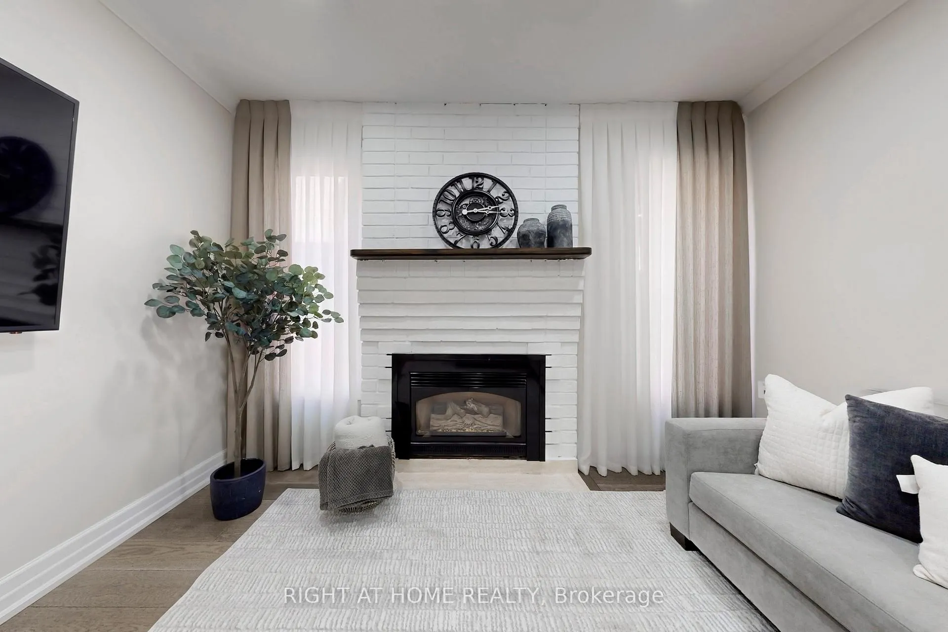 Photo 5 of 188 Oliver Lane, Vaughan, Maple — HOMEH